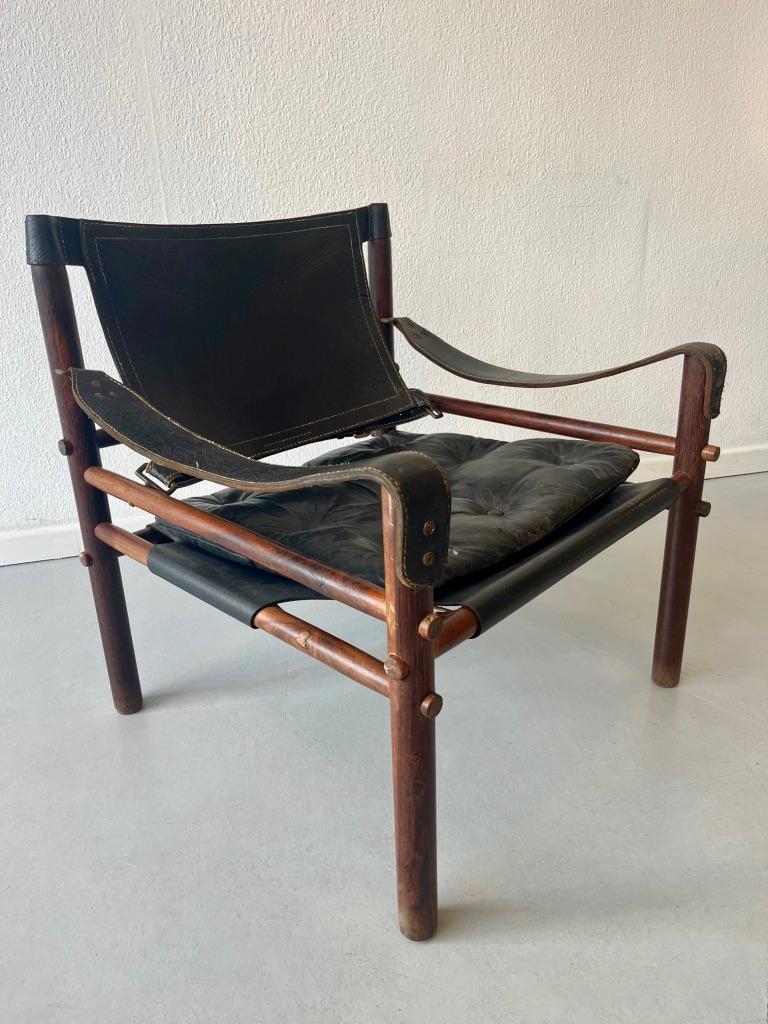 Vintage teak and black leather Safari chair by Arne Norell and produced by Arne Norell AB, Sweden ca. 1960's
Good condition except cats scratches on the leather on one armrest ( pictures )
W 67 x D 66 x H 71 cm
