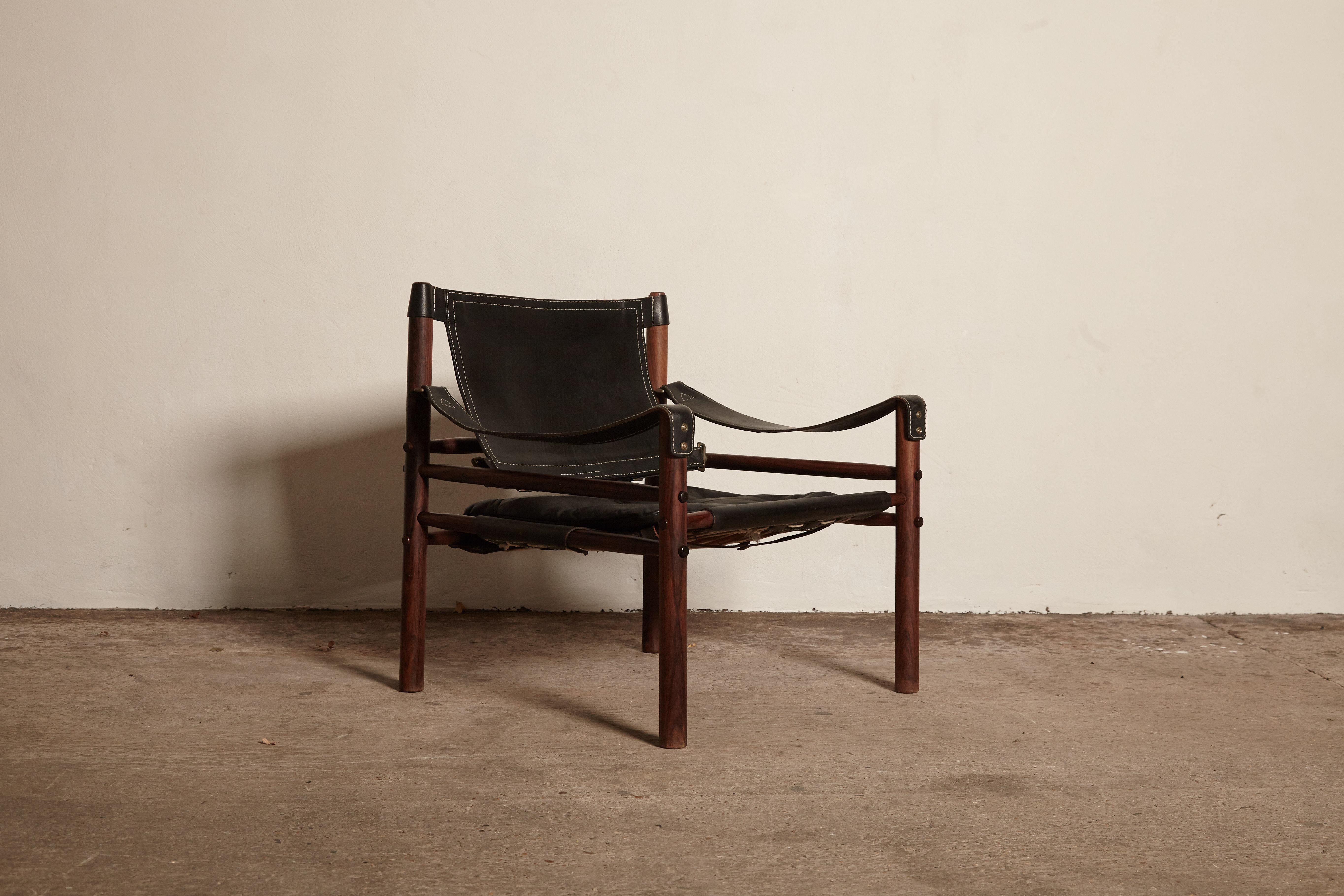 Original Arne Norell Safari (Sirocco) chair with wood frame and black leather in lovely vintage condition. The chair will be disassembled for shipping but was designed to be taken apart and put together again easily.

Measures: Width 66 cm.
Depth