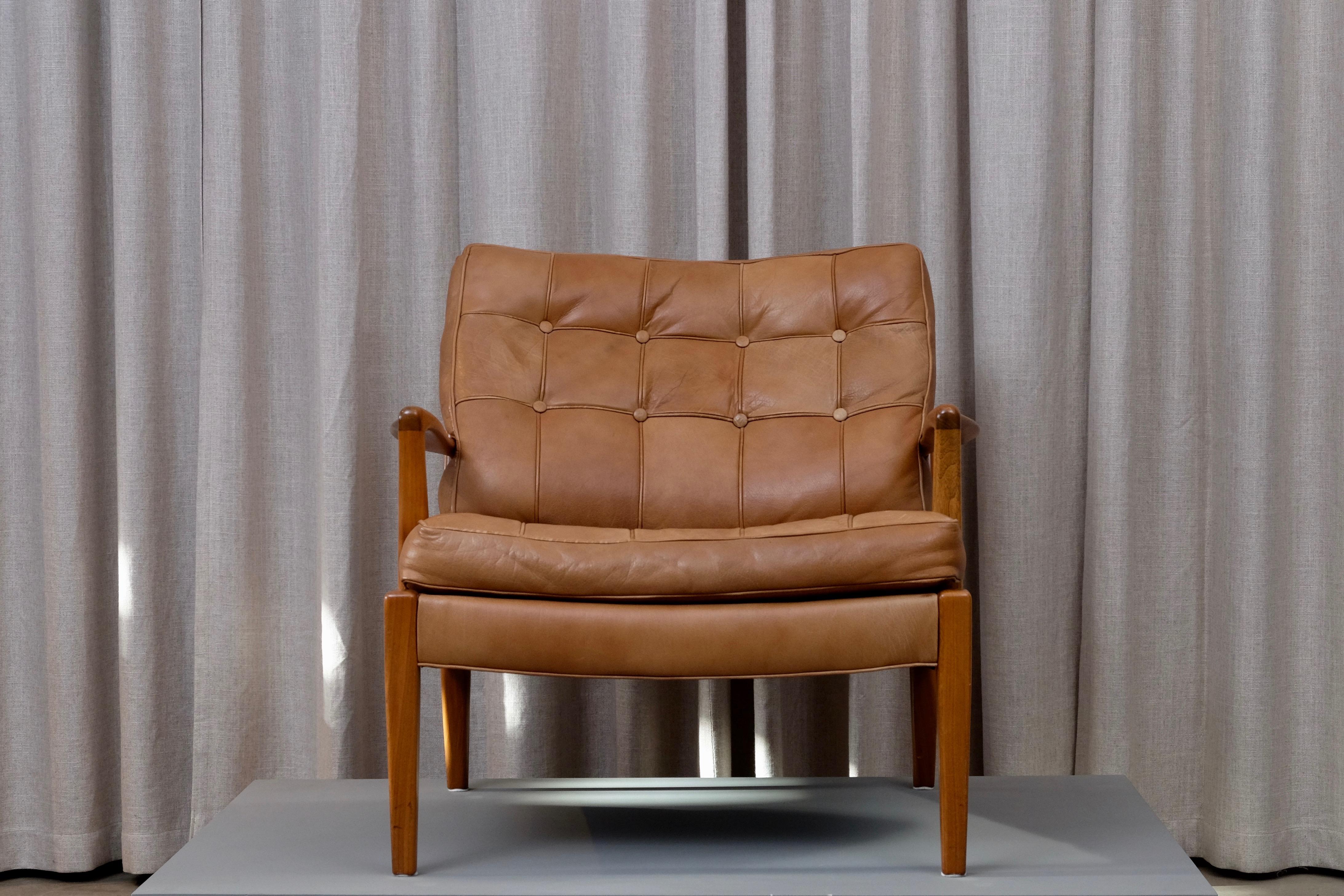 Easy chair model Löven designed by Arne Norell. Produced by Arne Norell AB in Aneby, Sweden, 1960s. Original buffalo leather. Excellent condition.