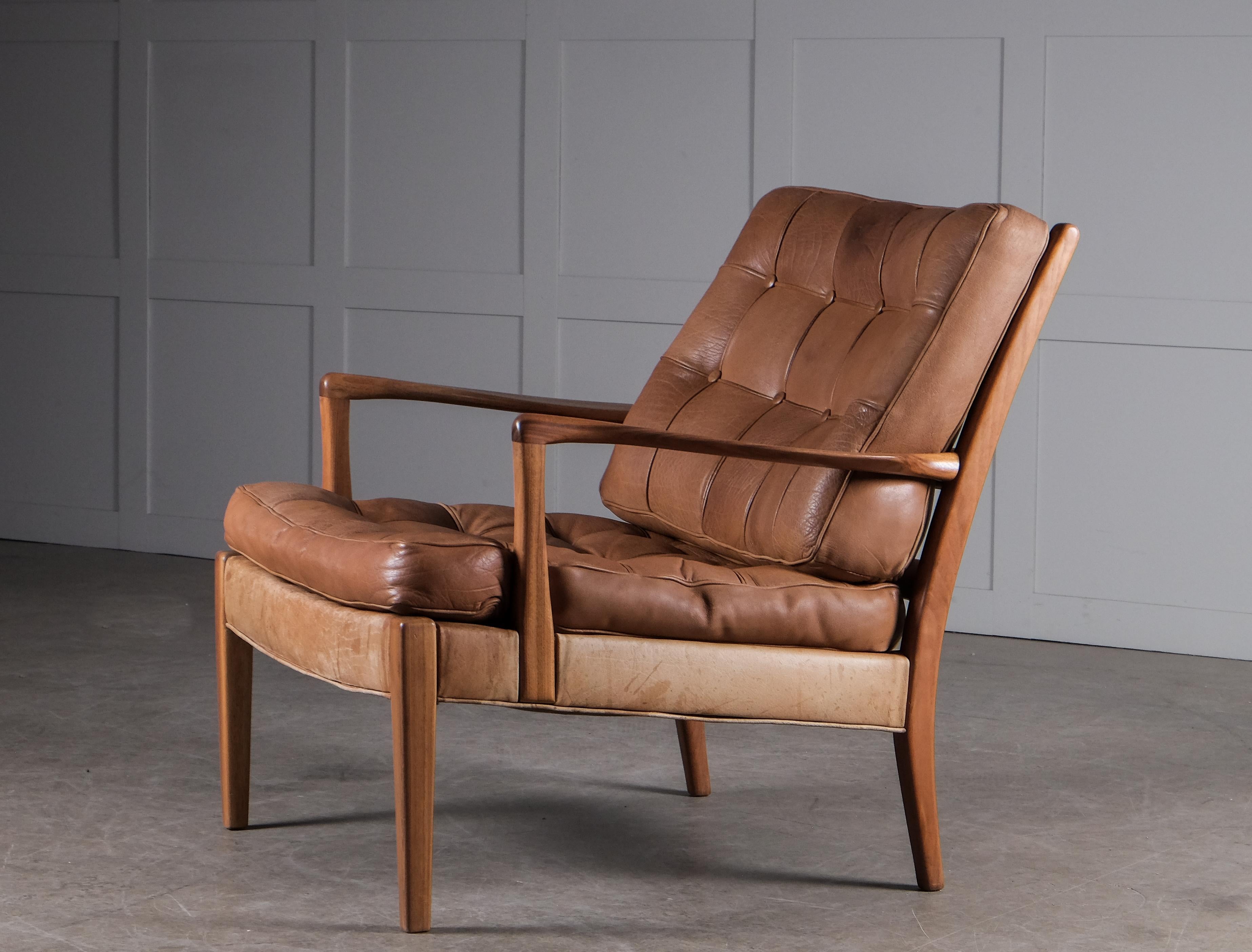 Easy chair model Löven designed by Arne Norell. Produced by Arne Norell AB in Aneby, Sweden, 1960s. Original buffalo leather. Excellent condition.