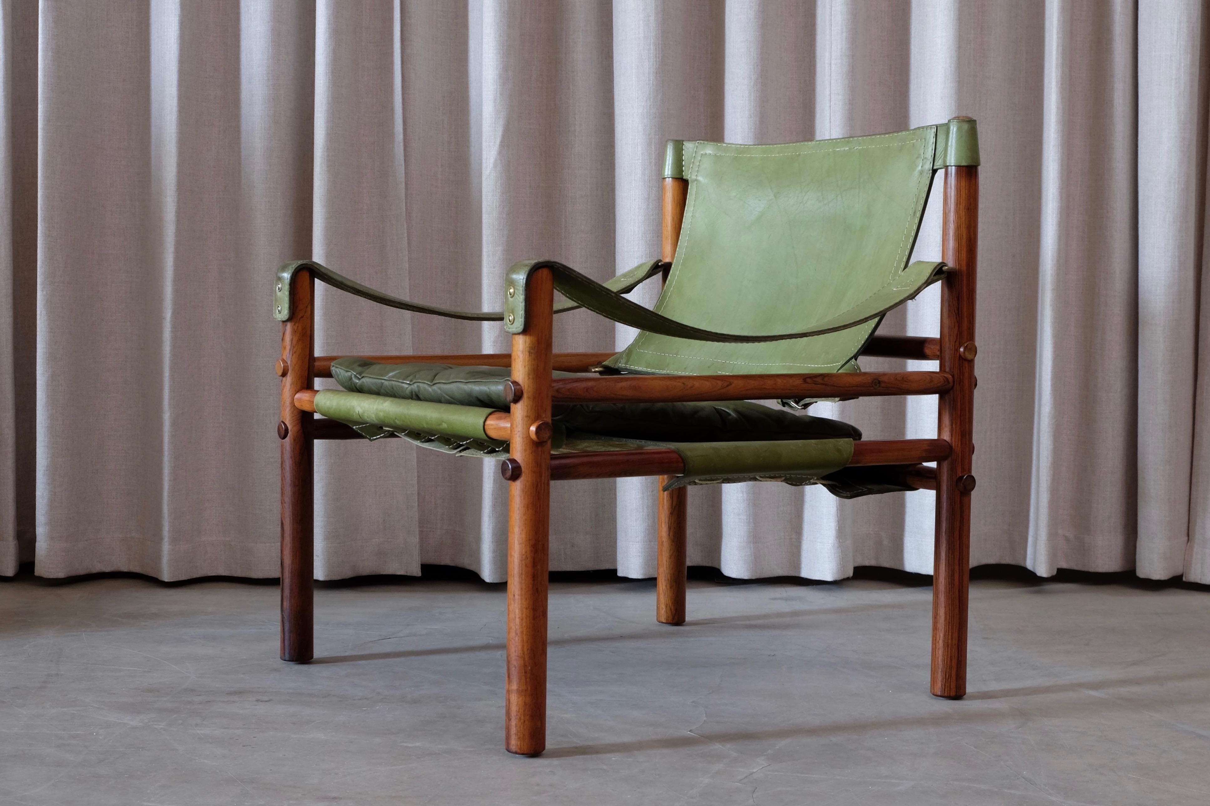 Fantastic safari chair in rosewood and green leather. Designed by Arne Norell, produced by Arne Norell AB in Aneby, Sweden.