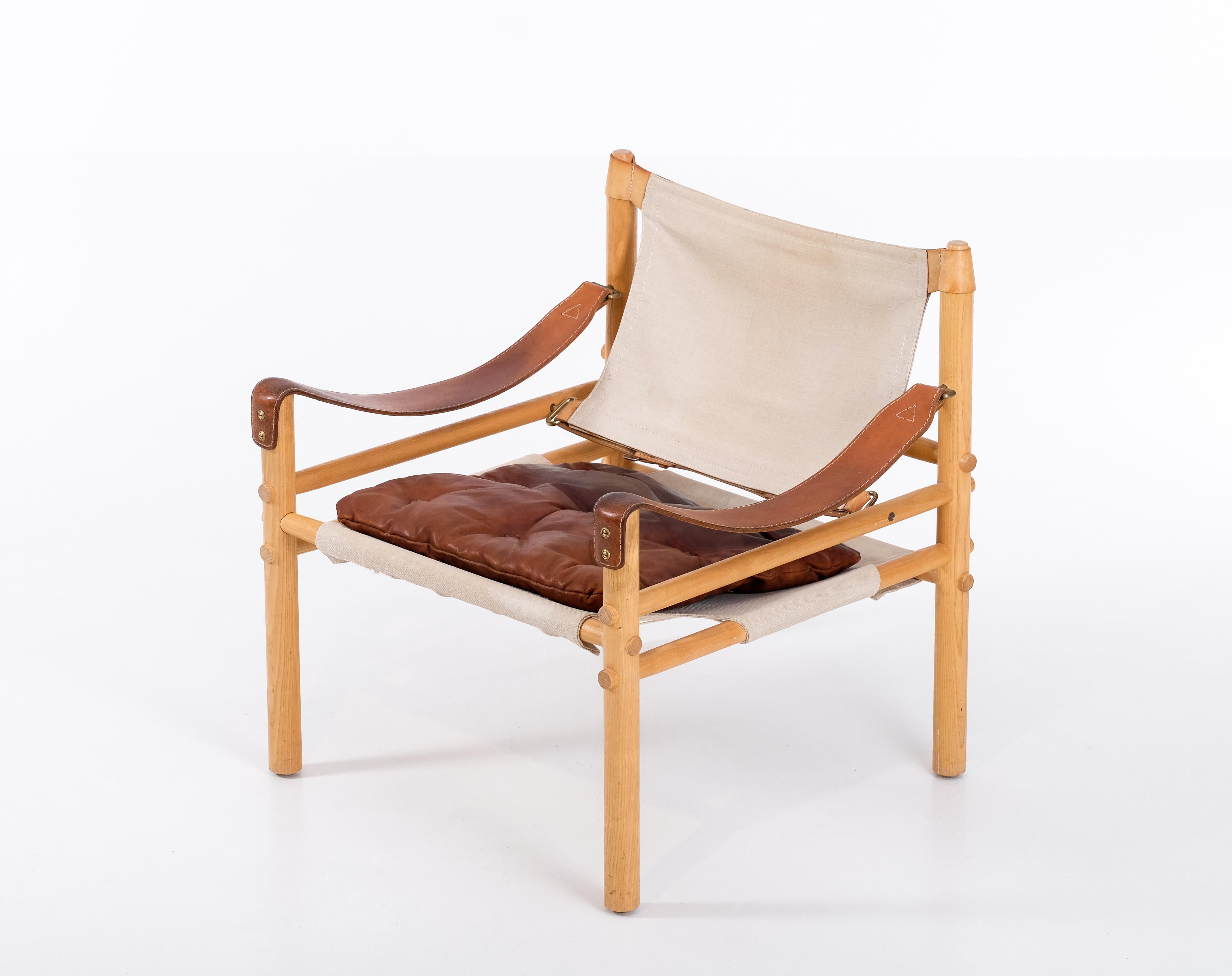 Safari-Stuhl Modell Sirocco in gutem Zustand.
Original Leder und Leinwand. Entworfen von Arne Norell, hergestellt von Arne Norell AB in Aneby, Schweden, 1970er Jahre.





 