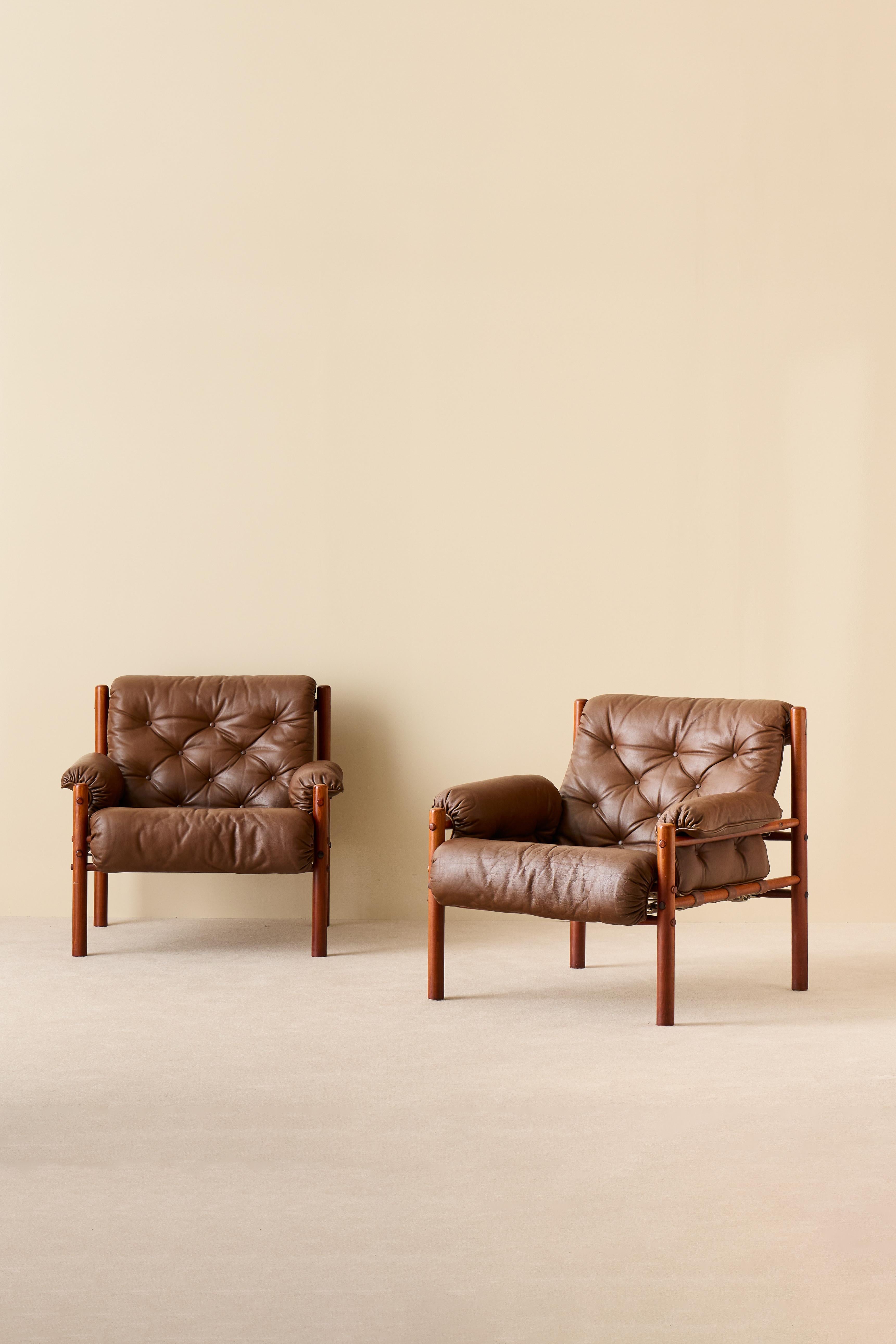 Superbe paire de fauteuils en cuir marron modèle 