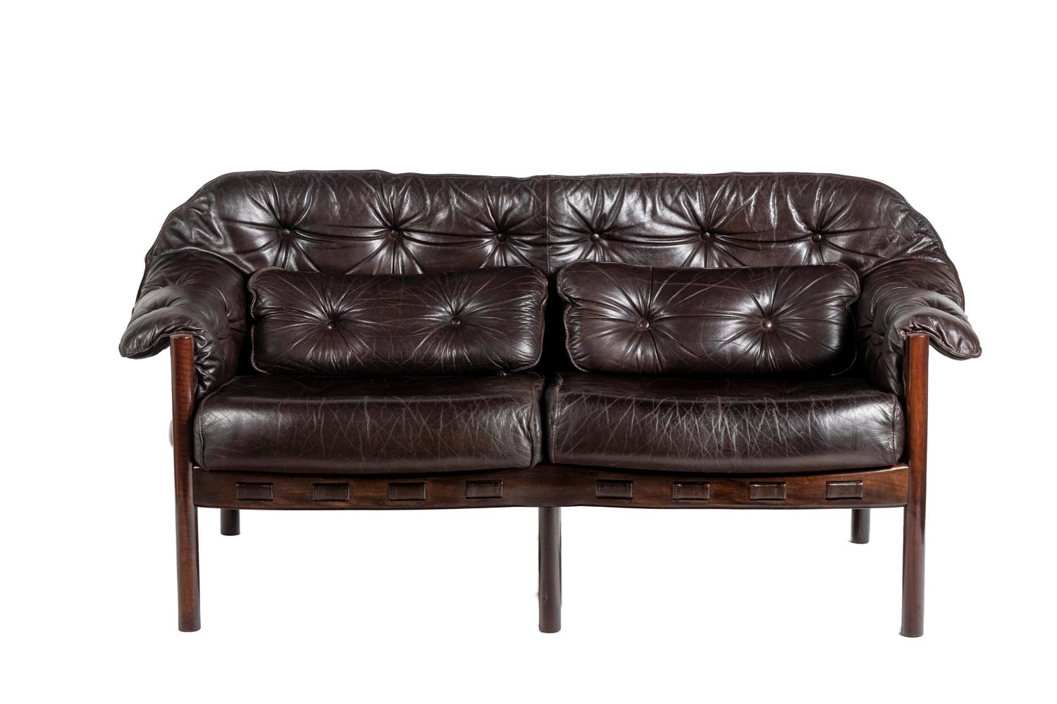 Arne Norell, dem zugeschrieben wird.
Arne Norell AB, herausgegeben von.

Zweisitziges Sofa. Rahmen aus Teakholz. Braunes Leder.

Schwedisches Werk aus den 1970er Jahren.
