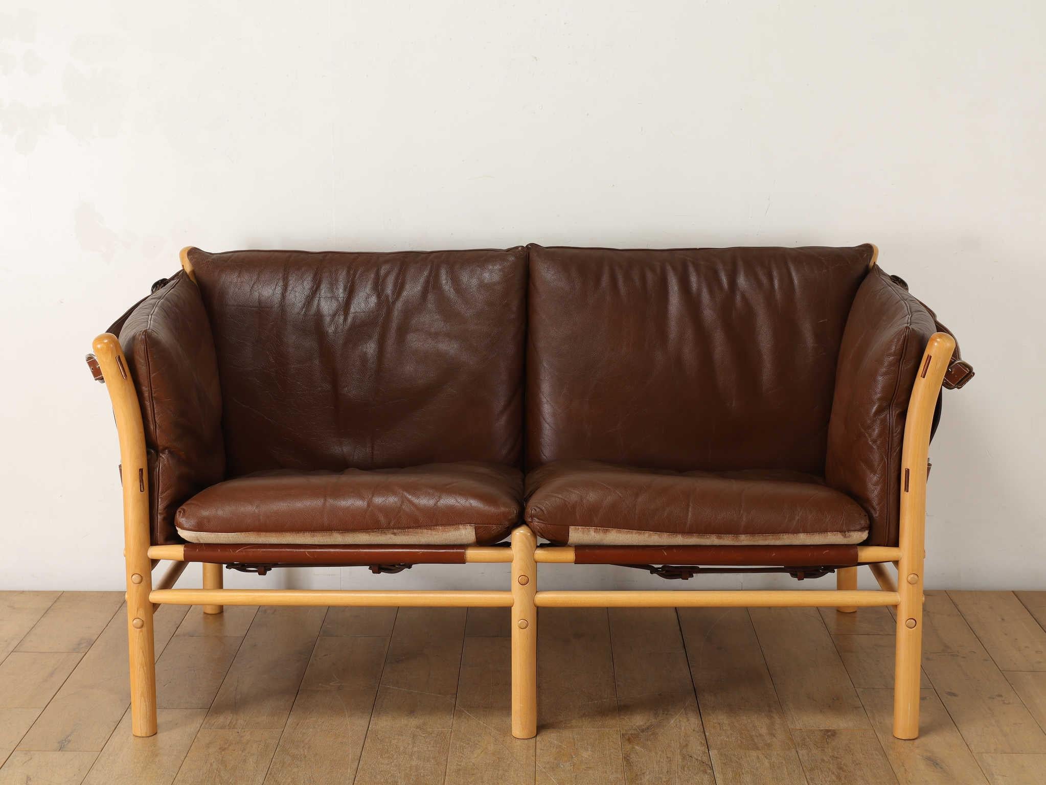 Leather sofa by Swedish master craftsman Arne Norell, 1960s. The structure, combining thick leather and beach wood, is the essence of Scandinavian design, combining beauty and functionality. The tension-adjustable structure with saddle leather belts