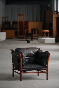 Chaise longue "Ilona" d'Arne Norell en hêtre teinté et cuir, milieu du 20e siècle