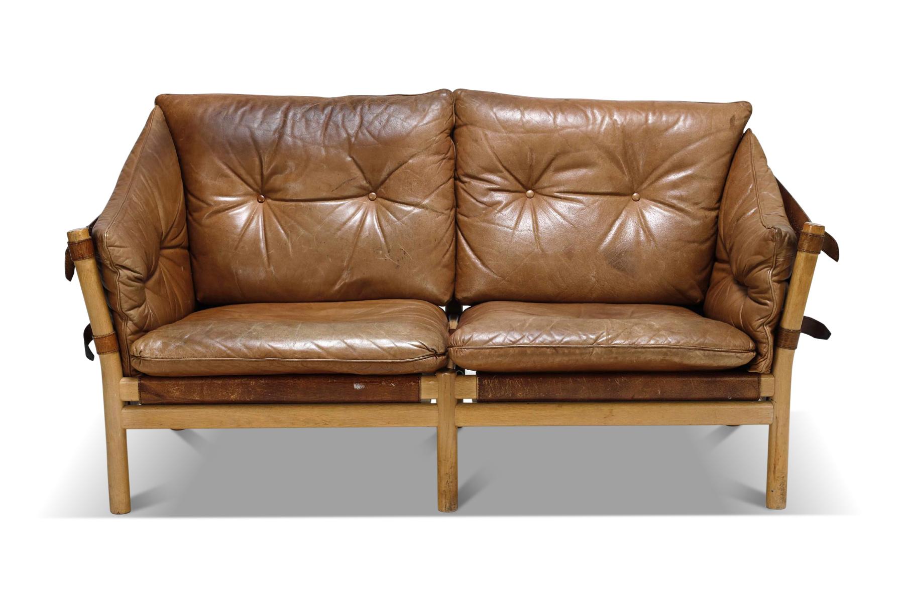 Arne Norell „Ilona“ Loveseat aus Eiche + patiniertes Leder im Zustand „Gut“ im Angebot in Berkeley, CA