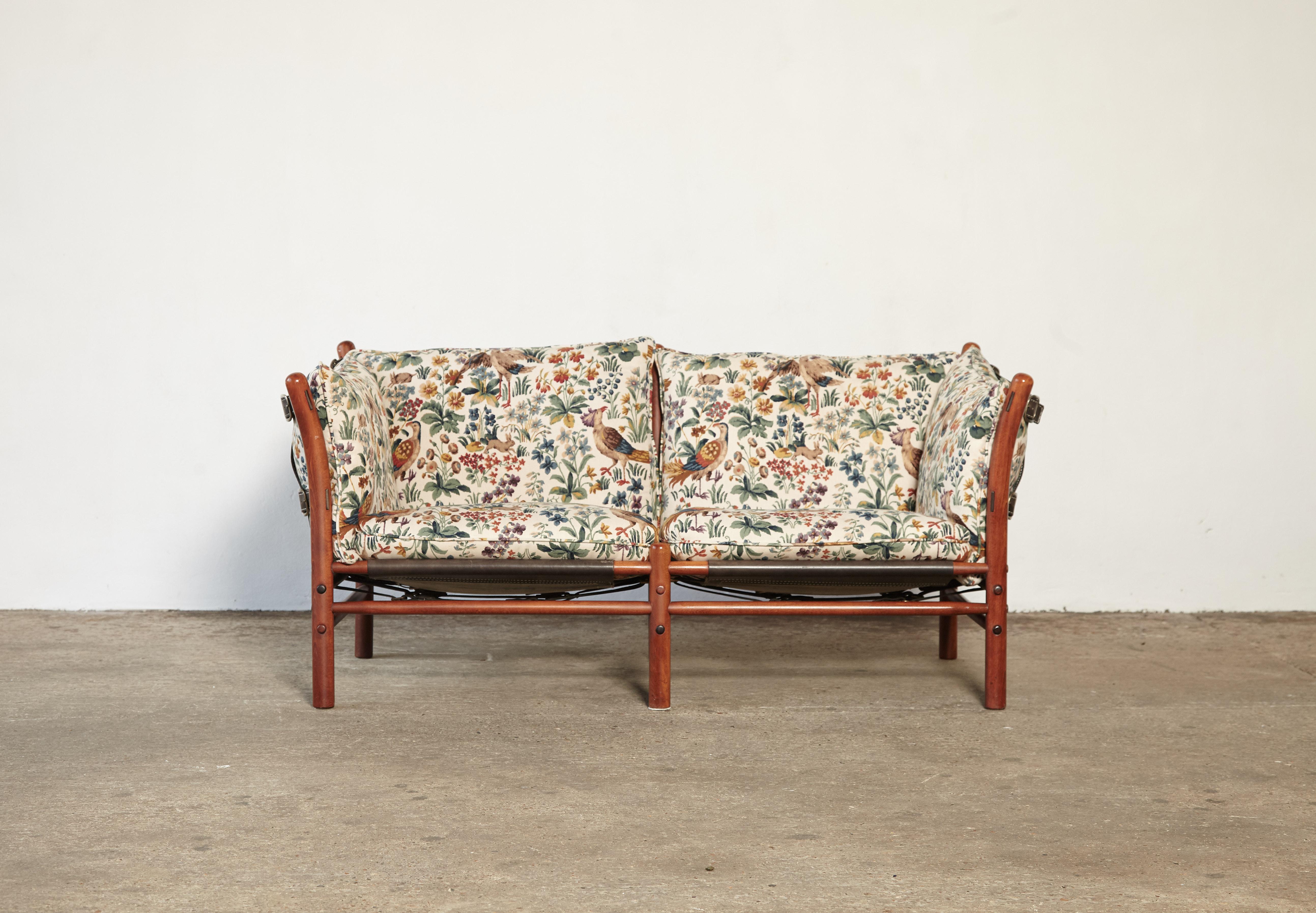 An original two-seat Arne Norell Ilona sofa in patterned fabric. Made by Norell Mobler in Sweden. In very good vintage condition with minor signs of use and wear relative to age. Upholstery in very good condition. The cushions are loose and easy to