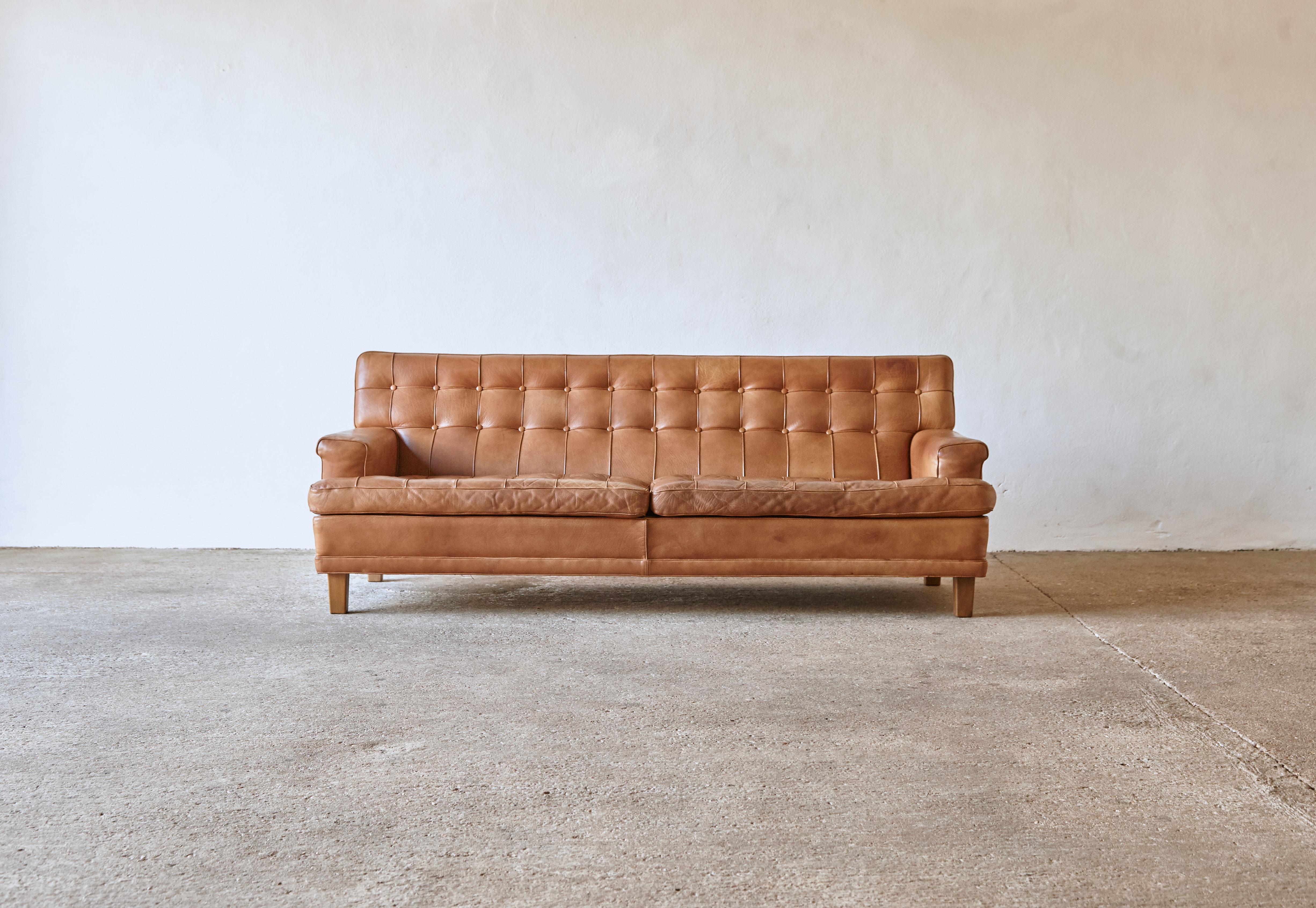 An Arne Norell leather Merkur / Mexico sofa, Sweden, Norell Mobel, 1970s in cognac buffalo leather. Lovely vintage condition with a superb patina and tone. A wonderful example, in very nice condition for its age with minimal signs of use and wear.