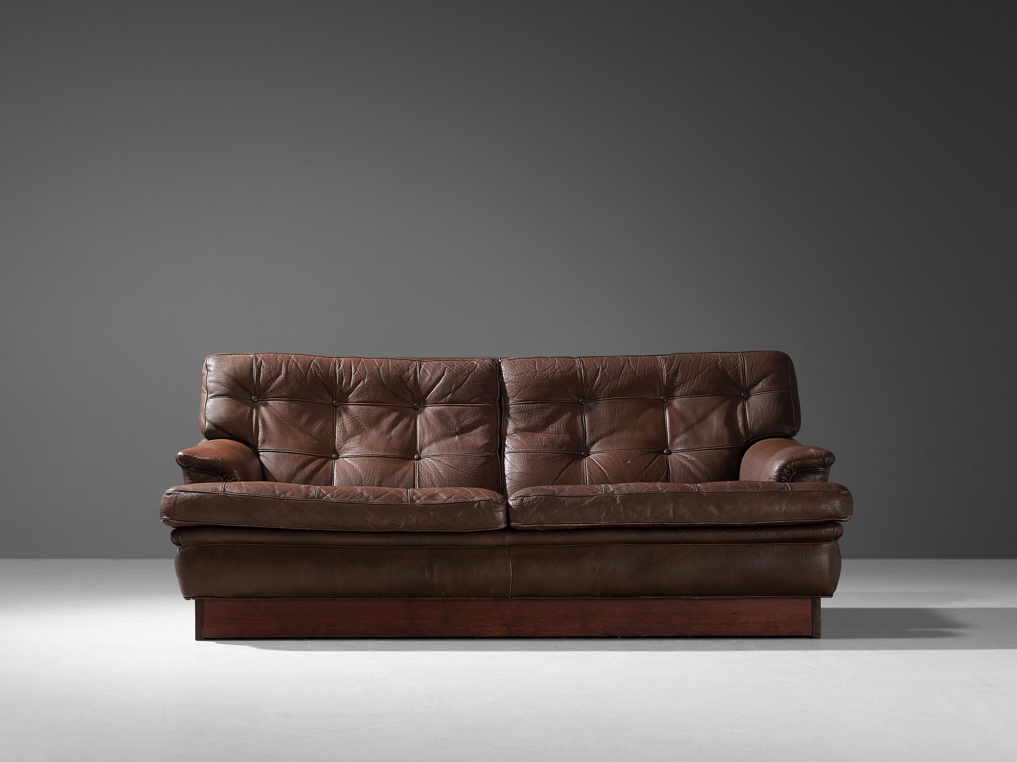 Arne Norell for Arne Norell Möbel AB, sofa model ‘Merkur’, leather, wood, Sweden, 1970s.

This high-quality sofa is designed by the talented Swedish designer Arne Norell. Characteristic for this model are the low positioned armrests and the
