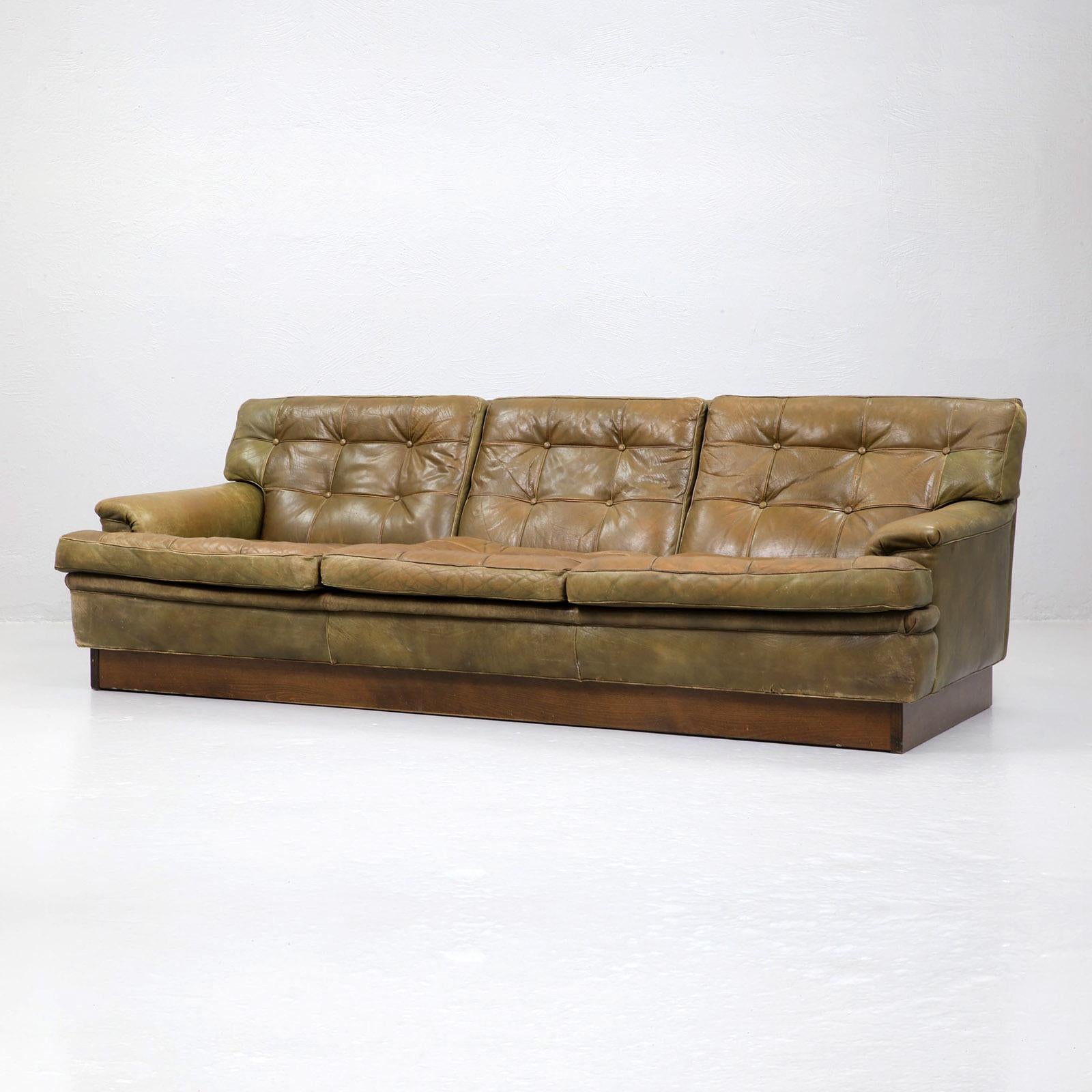Arne Norell, 'Mexico' sofa, leather and teak, Sweden, 1960s.

This comfortable three seats sofa is designed by Arne Norell and holds a robust, sturdy character. The base is made of a unified wooden foot in warm color. The sofa is upholstered in a
