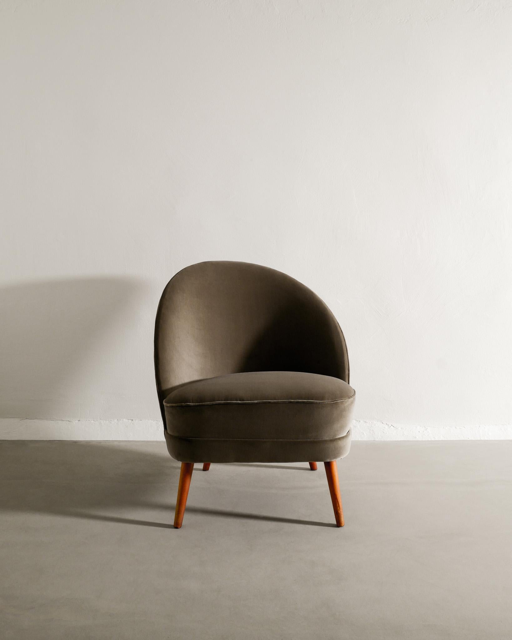 Very rare mid century asymmetrical free form armchair by Arne Norell in stained birch and newly upholstered brown velvet. Produced in Sweden and in great condition completely restored by us. 

Dimensions: H: 80 cm 31.5