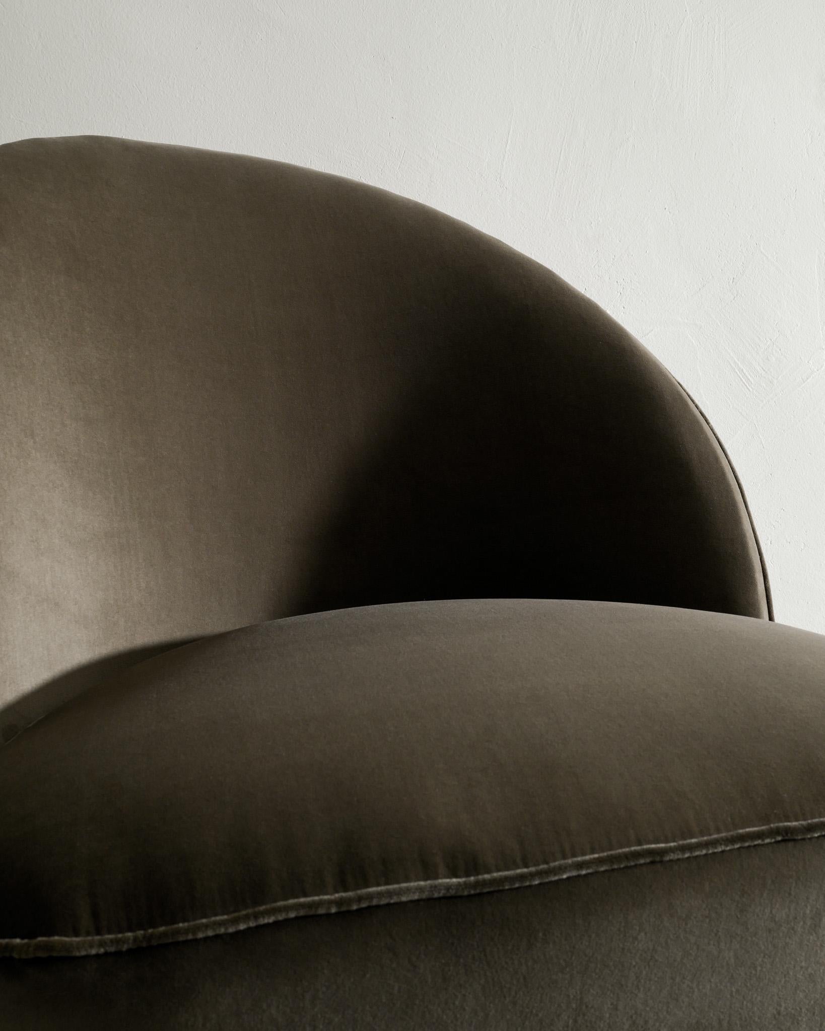 Arne Norell Asymmetrischer Sessel aus Samt aus der Mitte des Jahrhunderts, hergestellt in Schweden 1950er Jahre im Zustand „Hervorragend“ im Angebot in Stockholm, SE