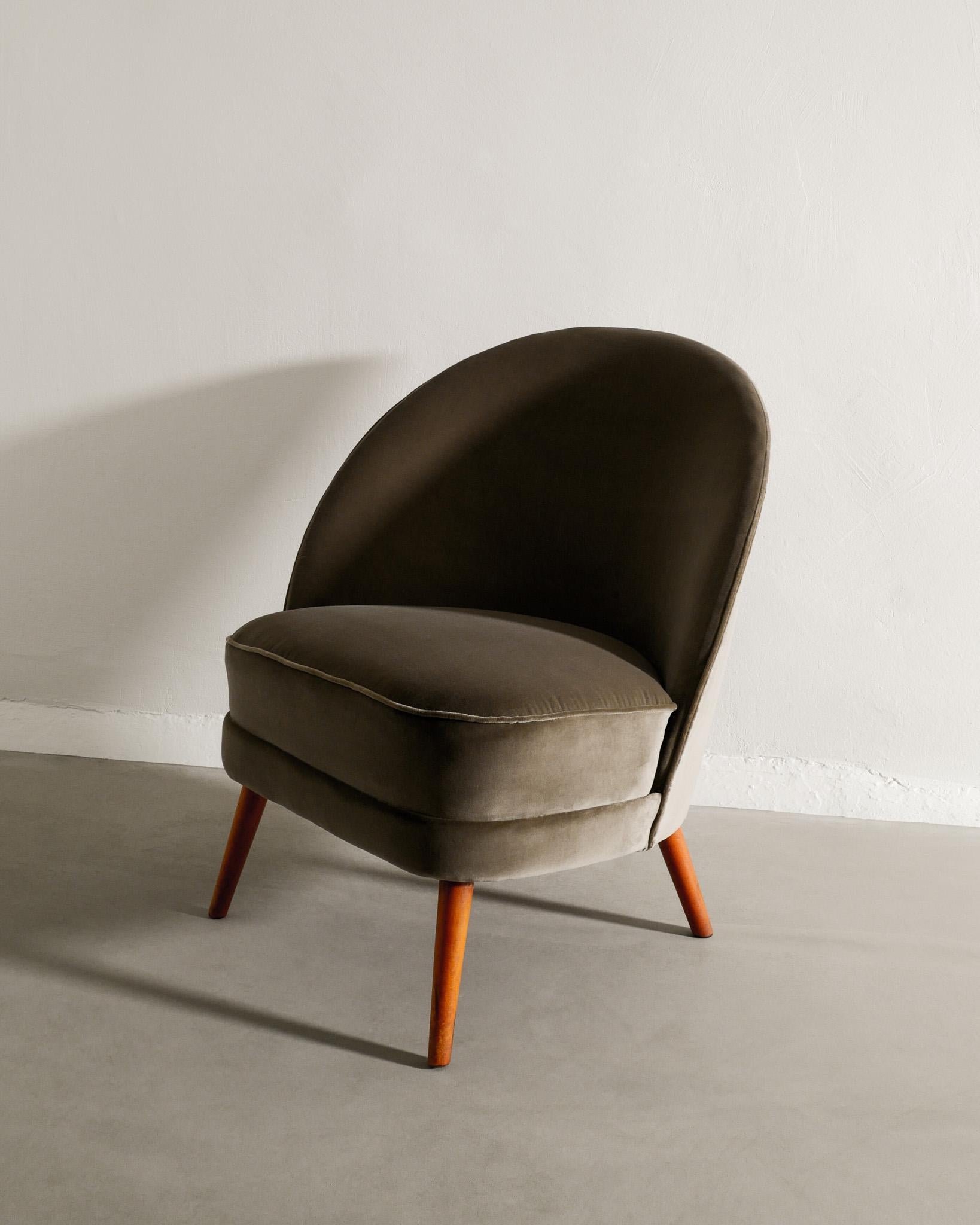 Arne Norell Asymmetrischer Sessel aus Samt aus der Mitte des Jahrhunderts, hergestellt in Schweden 1950er Jahre (Mitte des 20. Jahrhunderts) im Angebot