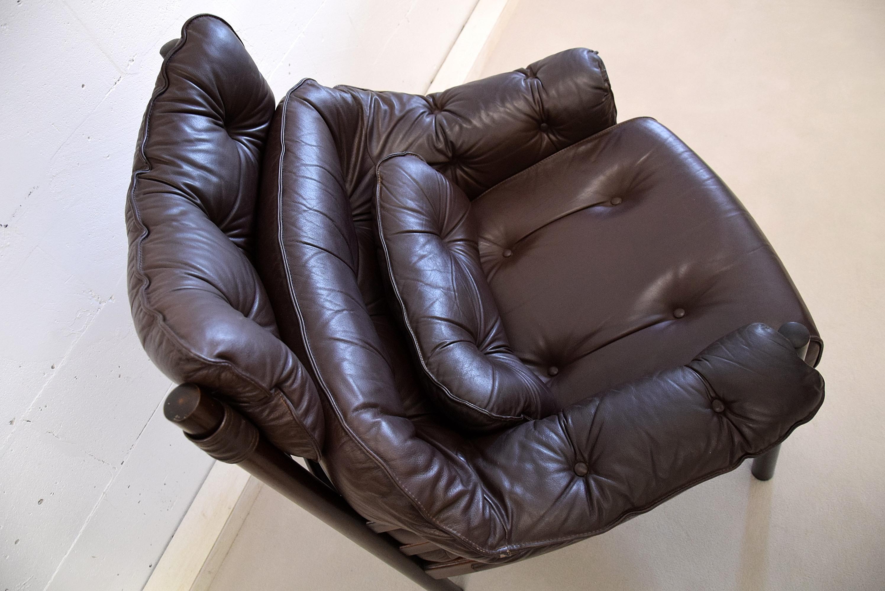 Chaise longue Arne Norell moderne du milieu du siècle dernier
Rare, élégant et confortable fauteuil de salon en cuir des années 1960 conçu par Arne Norell.

Le revêtement en cuir brun chocolat et le cadre sont en bon état. Il n'y a pas de déchirures