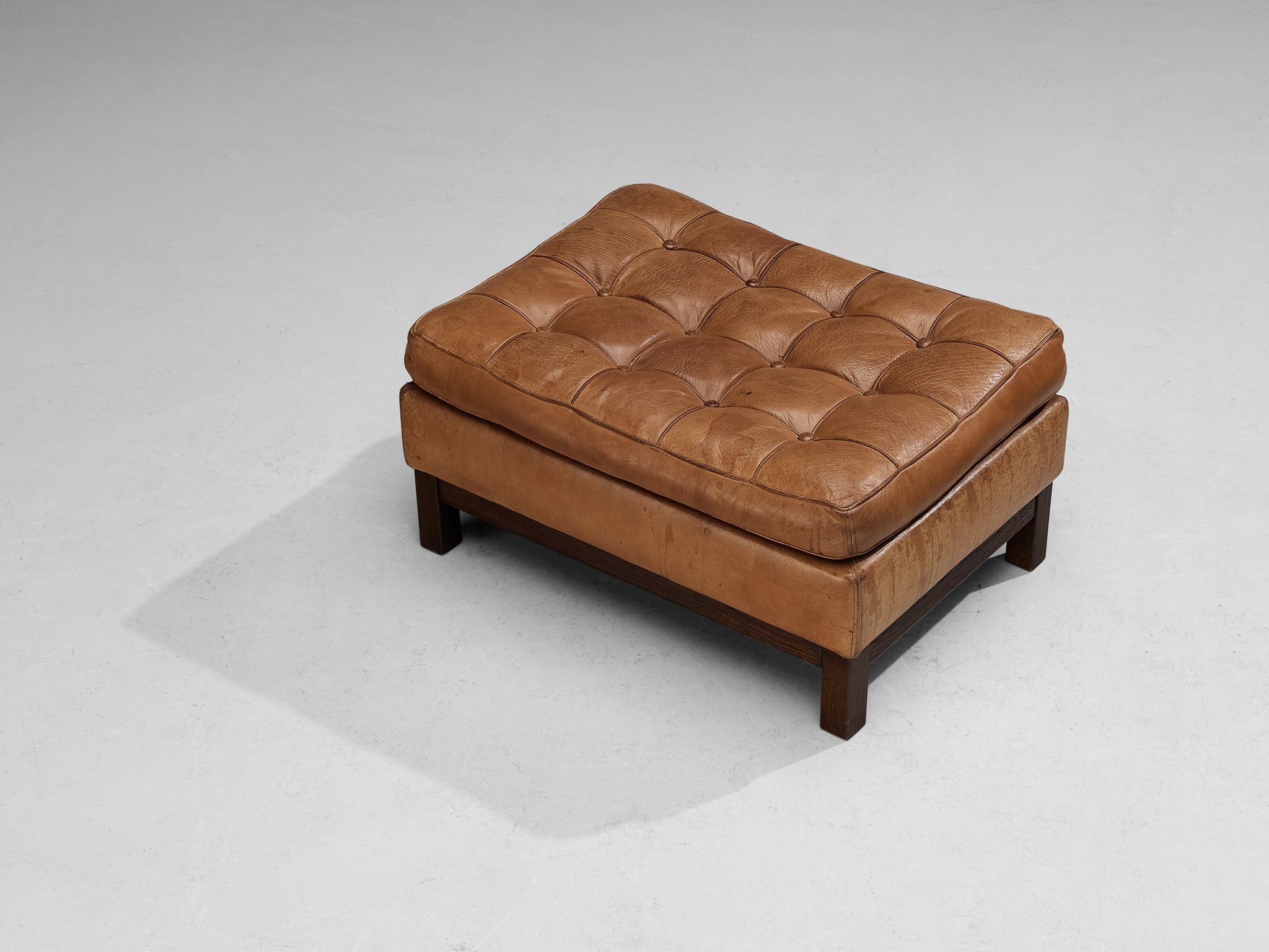 Arne Norell for Norell AB, 'Merkur' ottoman, leather, oak, Sweden, 1960s

This rectangular shaped ottoman by Arne Norell features a comfortable cushion with tufted details. The brown leather features a rhythmic appearance due to the tufted