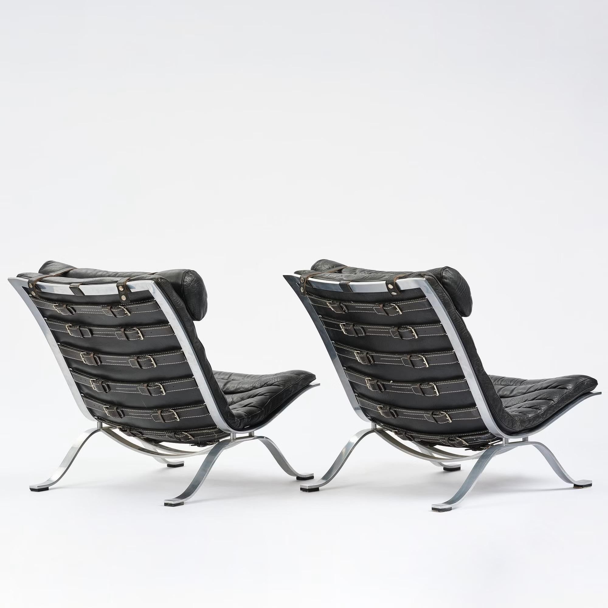 Scandinave moderne Arne Norell  paire de  Chaise longue 'Aris' en cuir noir d'origine Suède, années 60 en vente