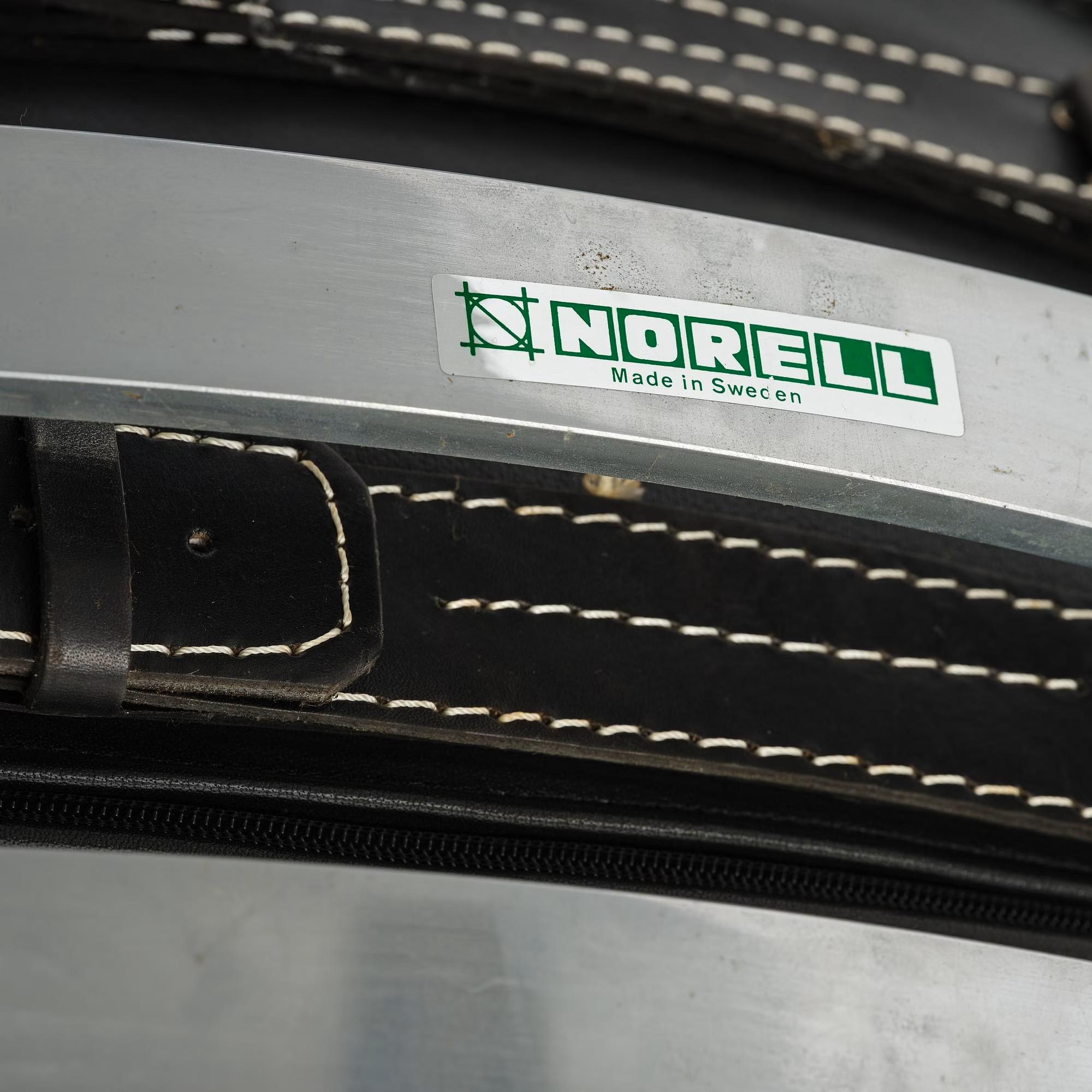 Arne Norell  paire de  Chaise longue 'Aris' en cuir noir d'origine Suède, années 60 en vente 2