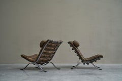Arne Norell Paire de chaises longues 'Ari' en acier et cuir patiné 1960s