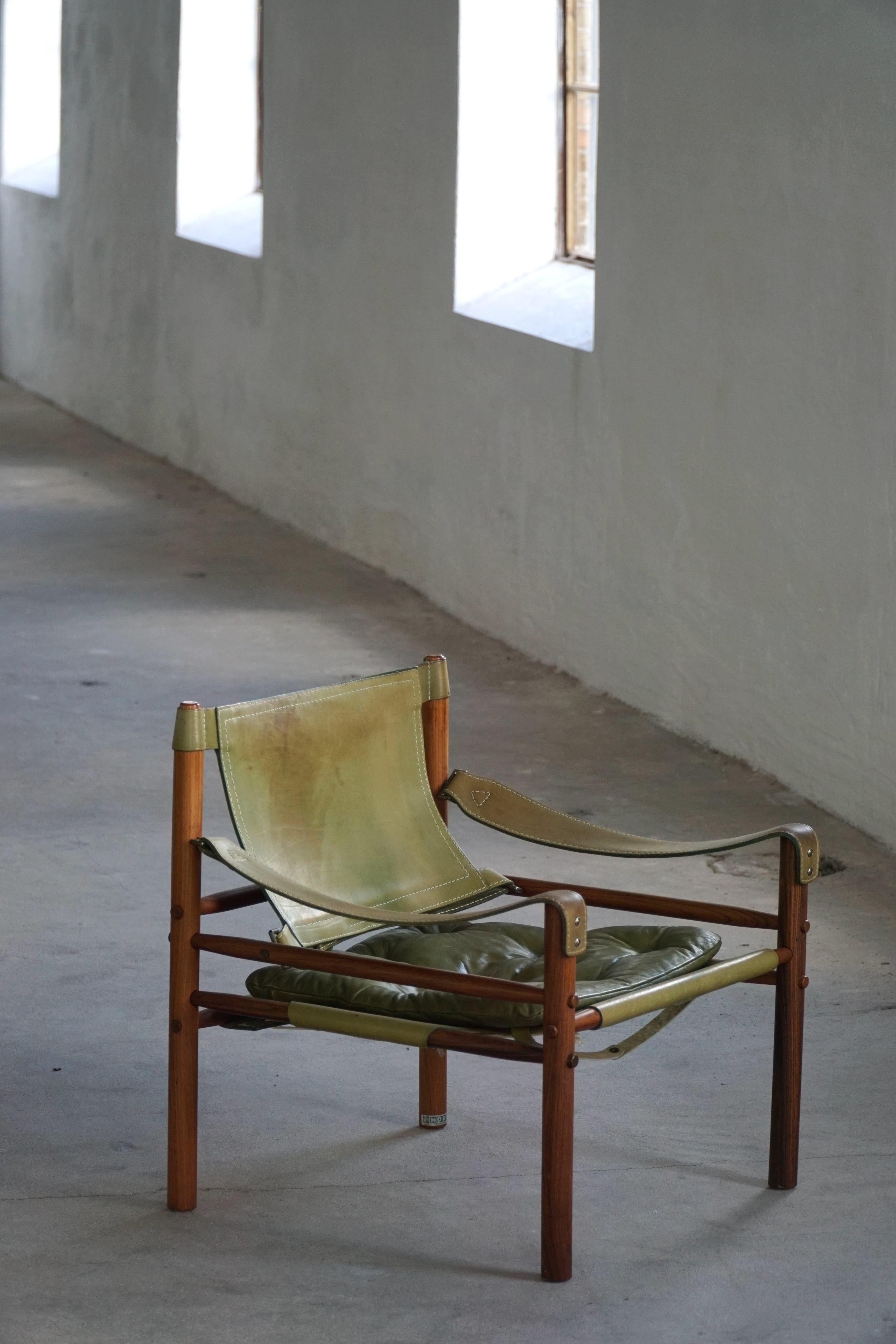Cuir Arne Norell, paire de chaises longues Sirocco, cuir et bois de rose, AB Aneby, années 1960 en vente