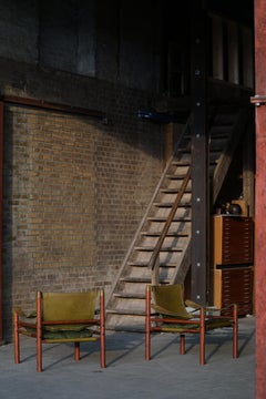 Arne Norells, paire de chaises Safari "Sirocco" en frêne et cuir vert, années 60