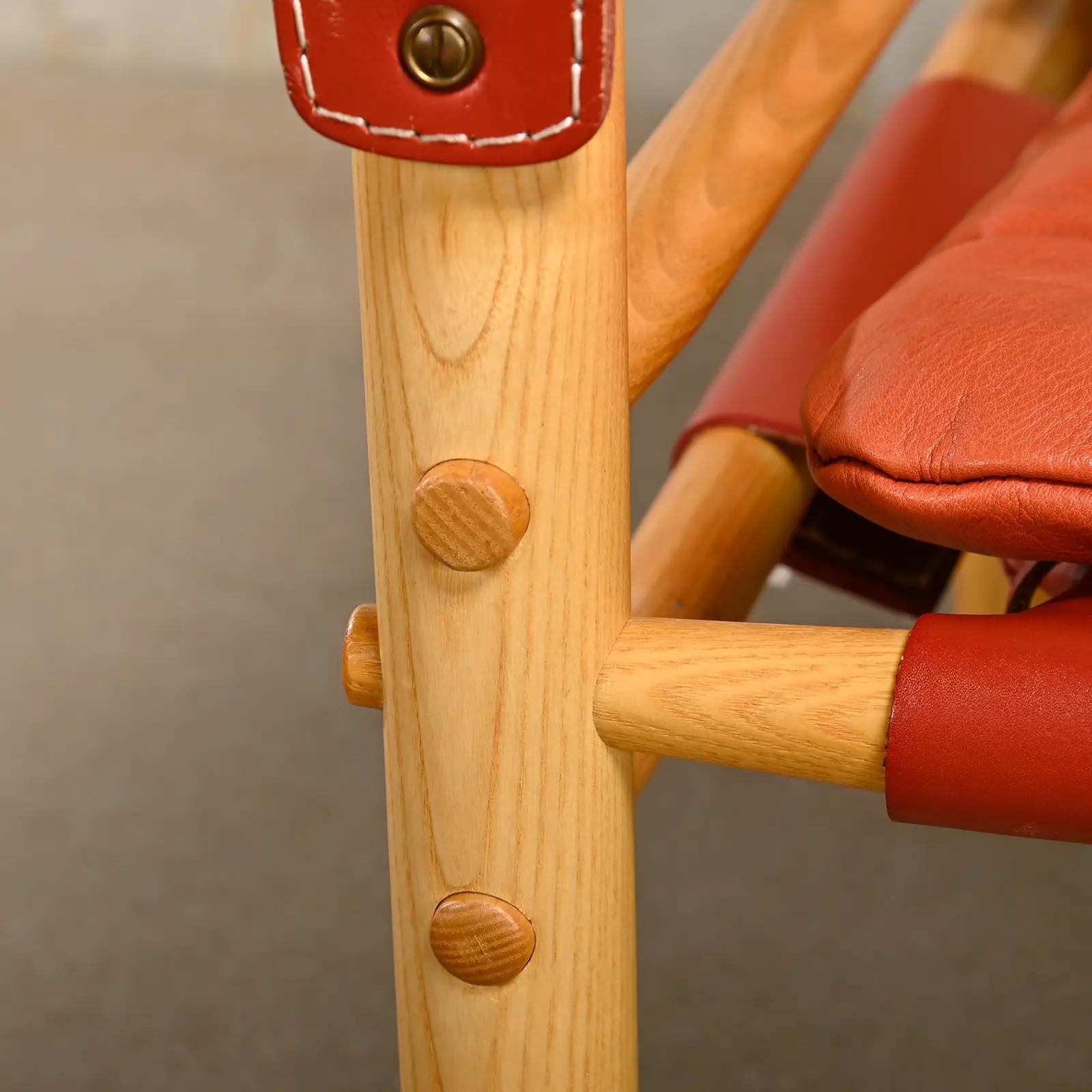 Paire de chaises longues Sirocco Safari en cuir rouge et frêne, Arne Norells, Suède en vente 10