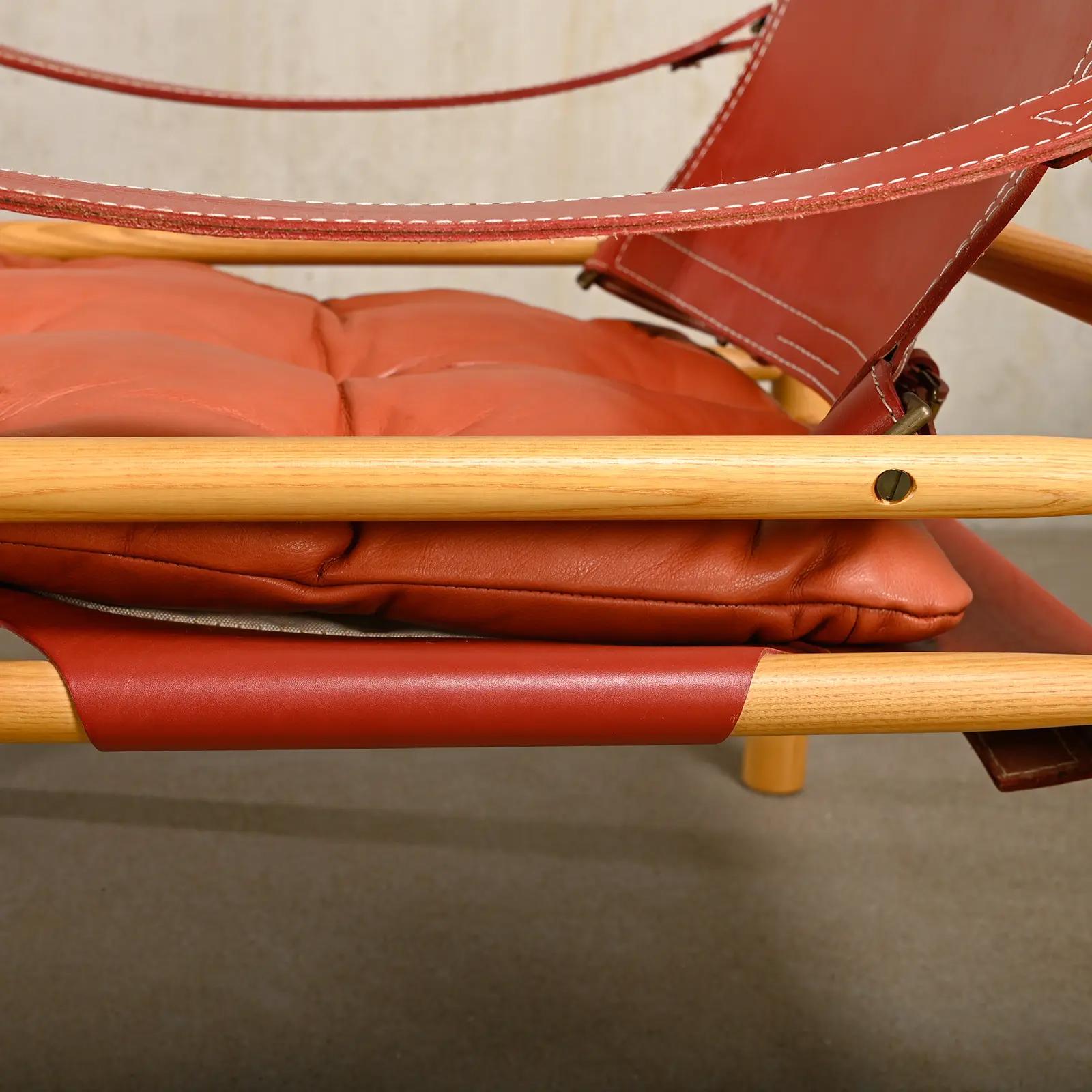 Paire de chaises longues Sirocco Safari en cuir rouge et frêne, Arne Norells, Suède en vente 12