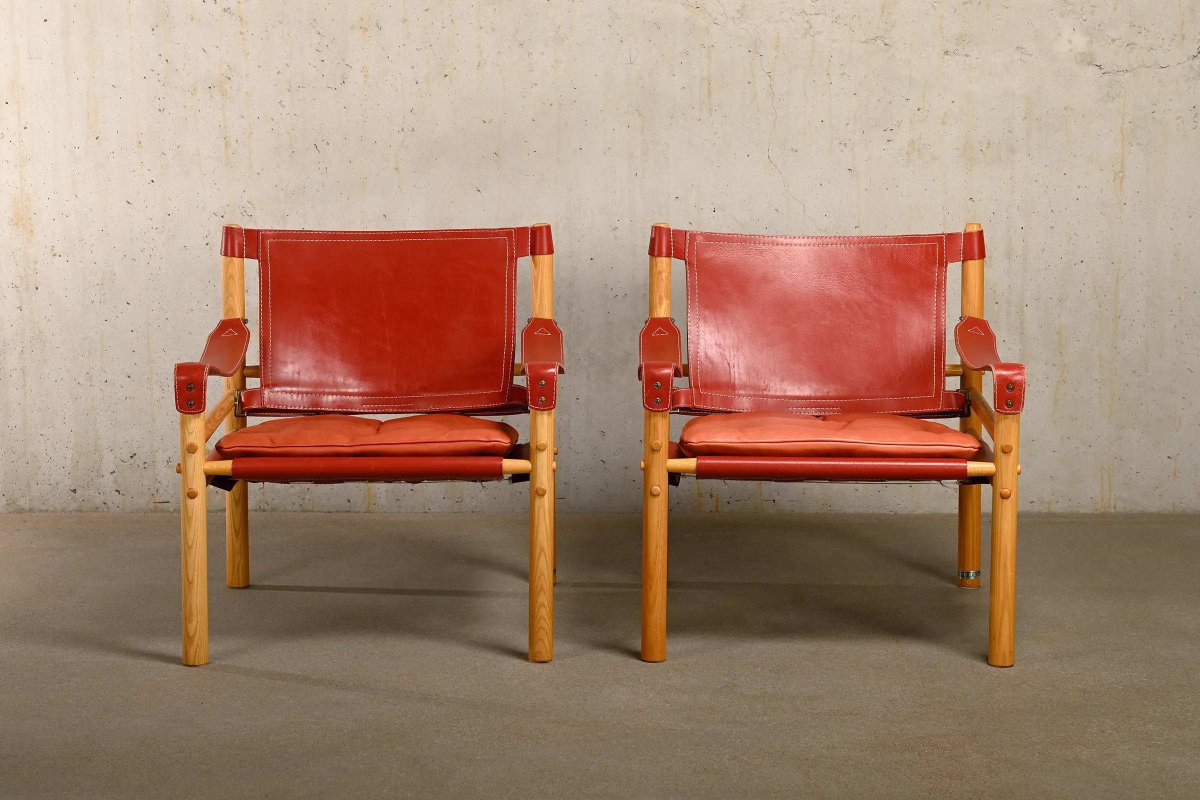 Arne Norell Paar Sirocco Safari-Loungesessel aus rotem Leder und Esche, Schweden (Skandinavische Moderne)