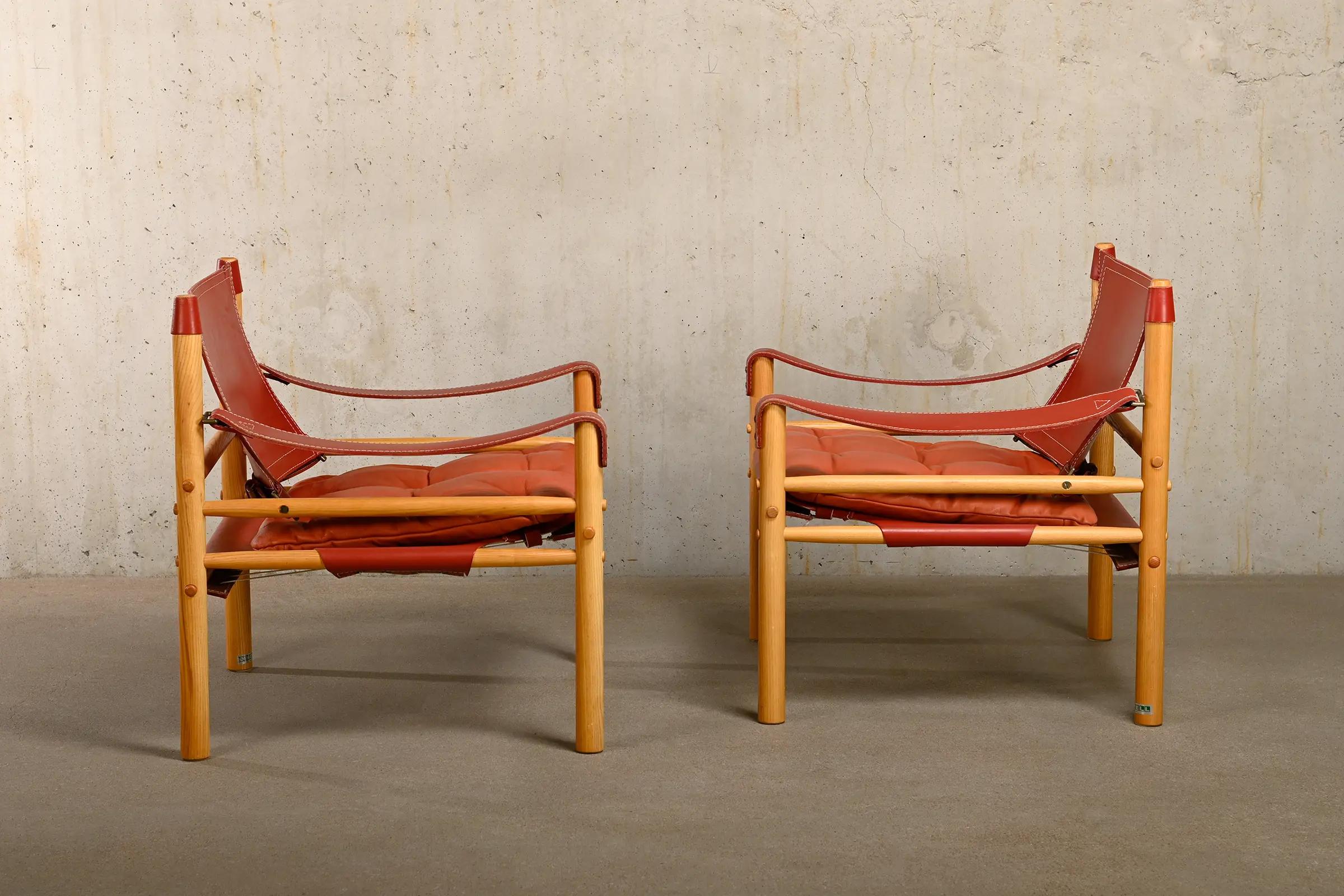 Paire de chaises longues Sirocco Safari en cuir rouge et frêne, Arne Norells, Suède Bon état - En vente à Amsterdam, NL
