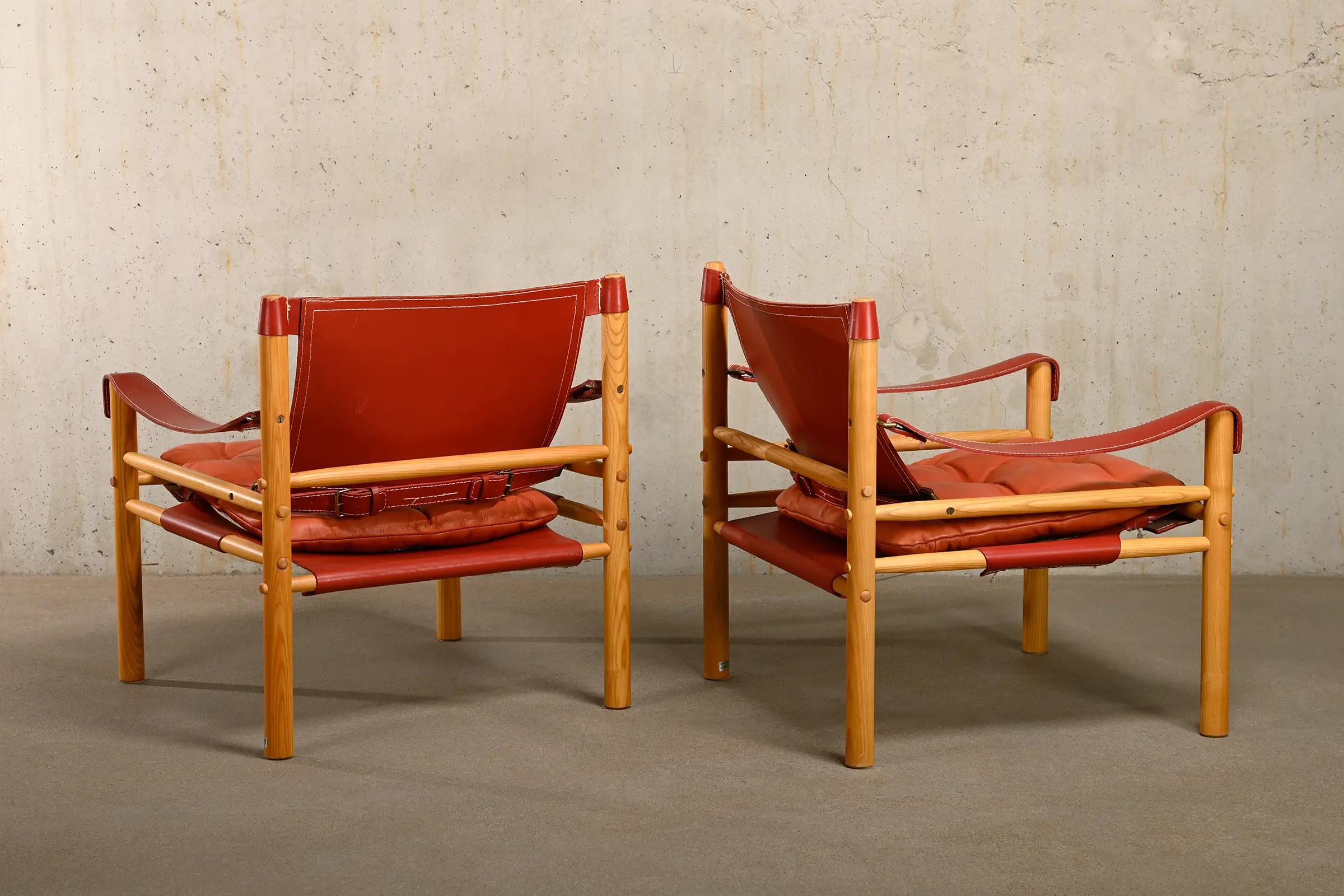 Arne Norell Paar Sirocco Safari-Loungesessel aus rotem Leder und Esche, Schweden 1