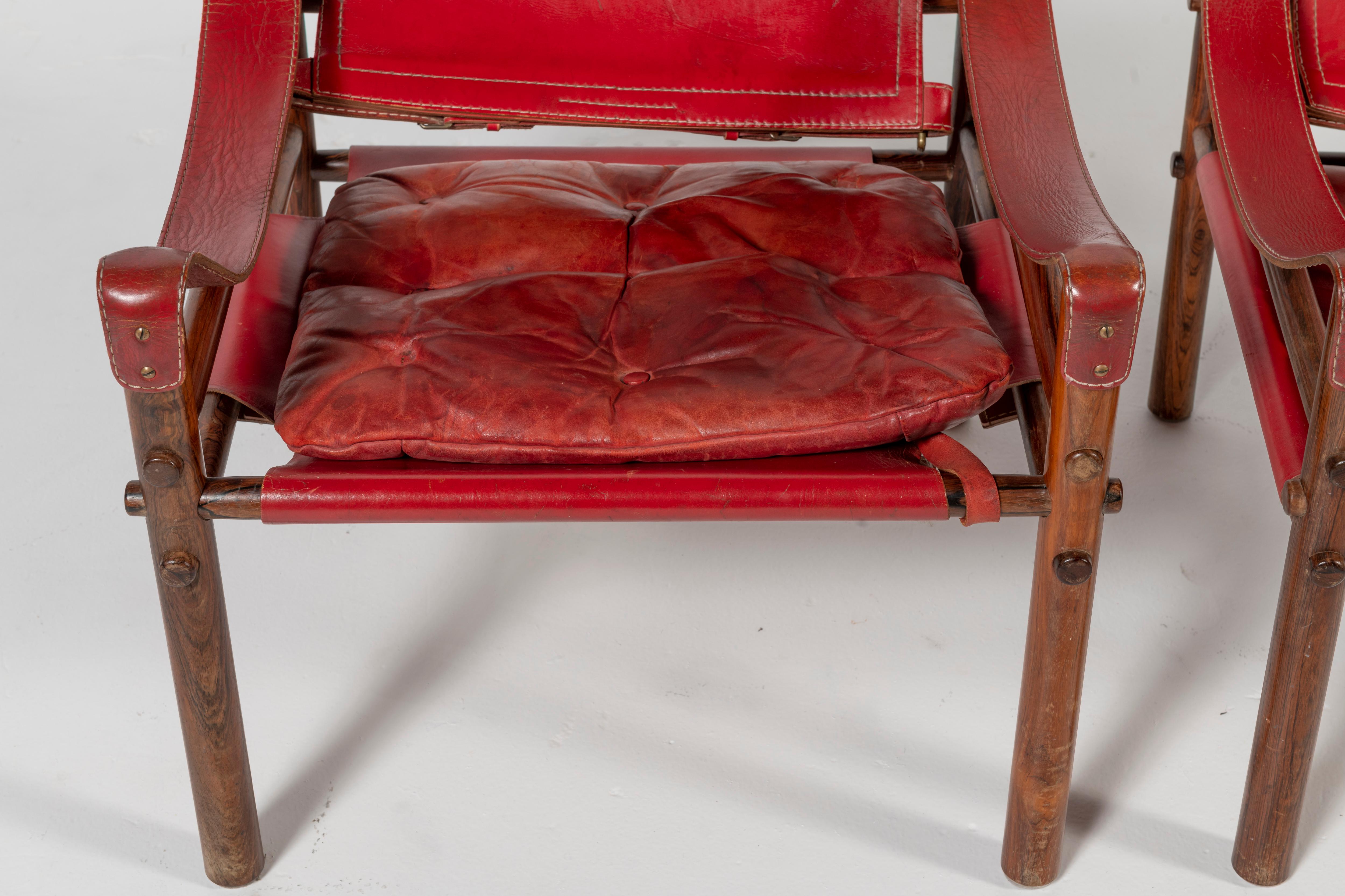 Laiton Arne Norell fauteuils Safari en cuir et bois rouge en vente