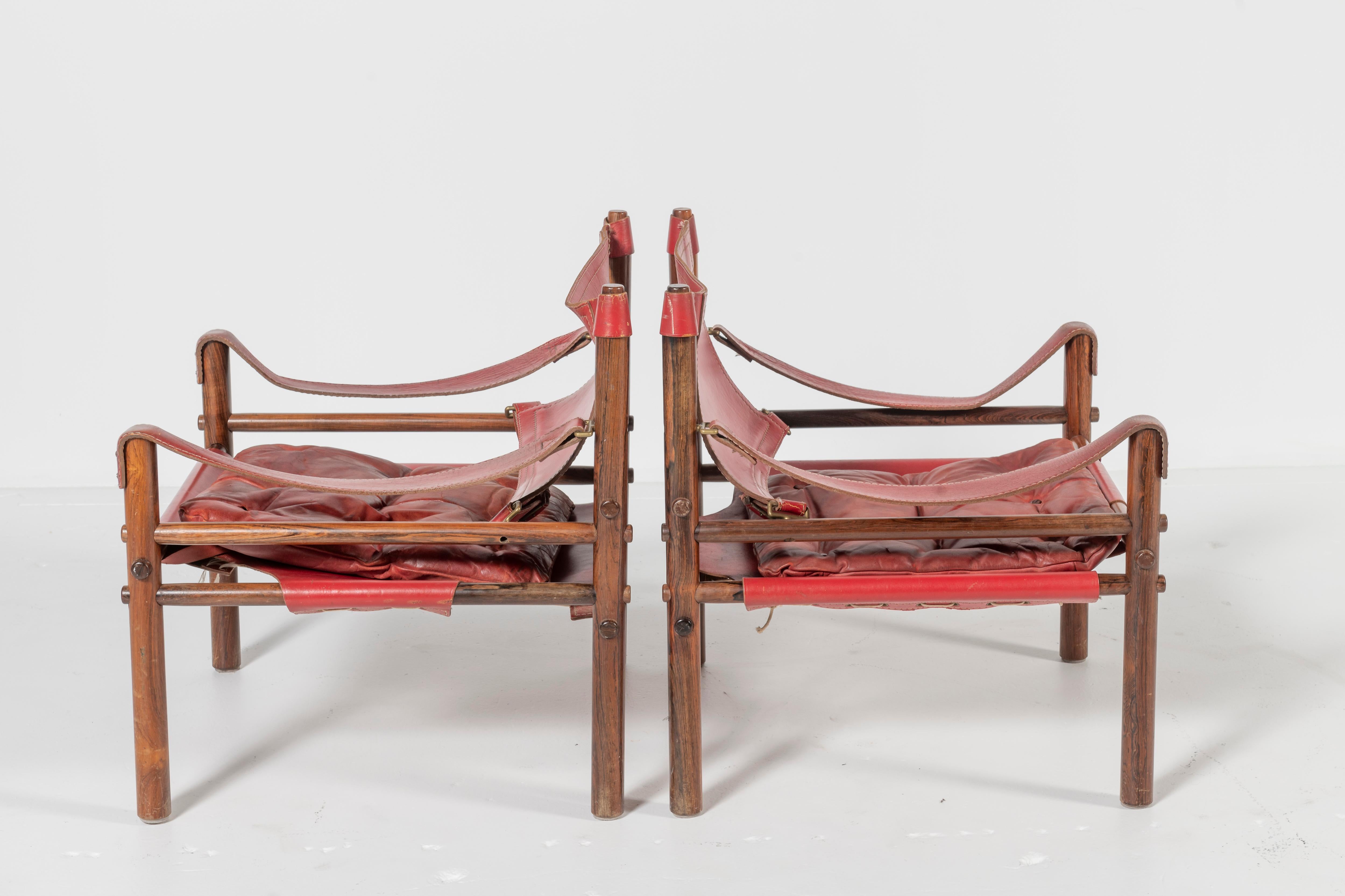 Arne Norell fauteuils Safari en cuir et bois rouge en vente 1