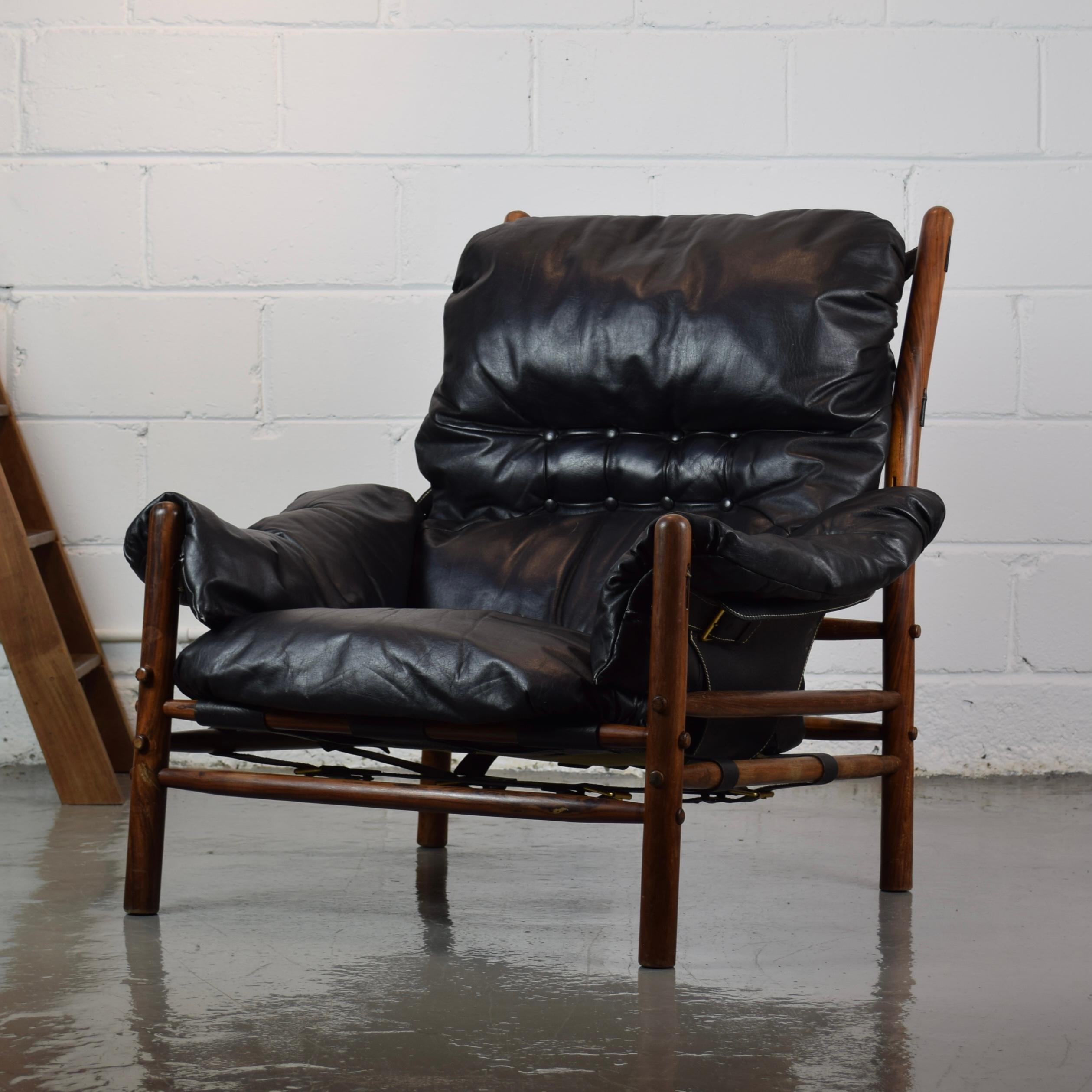Made of Brazilian rosewood and top grain leather. In excellent condition- two button covers missing. Chair is designed to be held together using the straps as shown. This means it can be flat-packed and shipped for considerably less.

Very