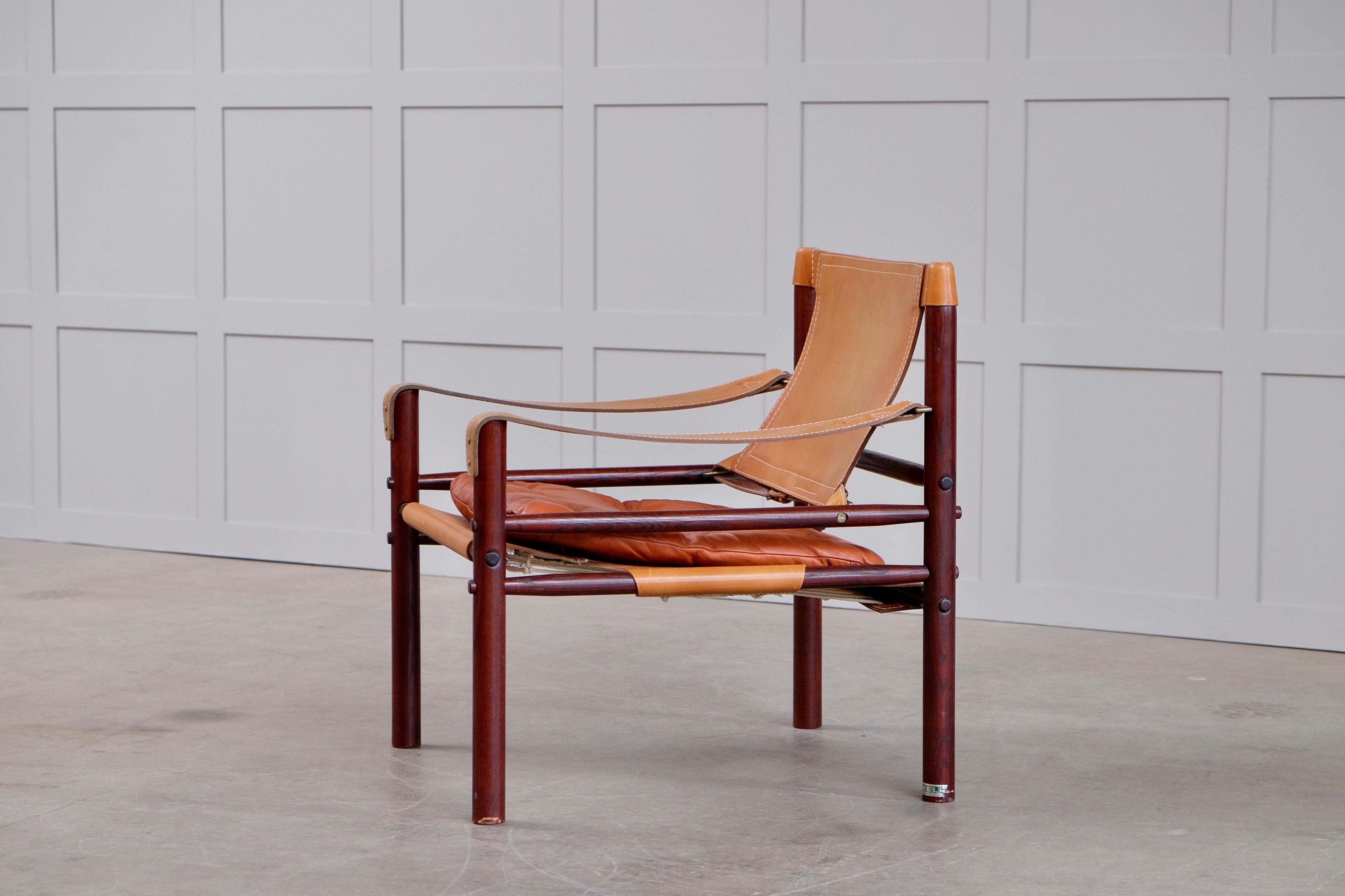 Lovely safari chair or easy chair in leather and beech wood frame. Designed by Arne Norell, 1964, produced by Arne Norell AB in Aneby, Sweden, 1970s.

 