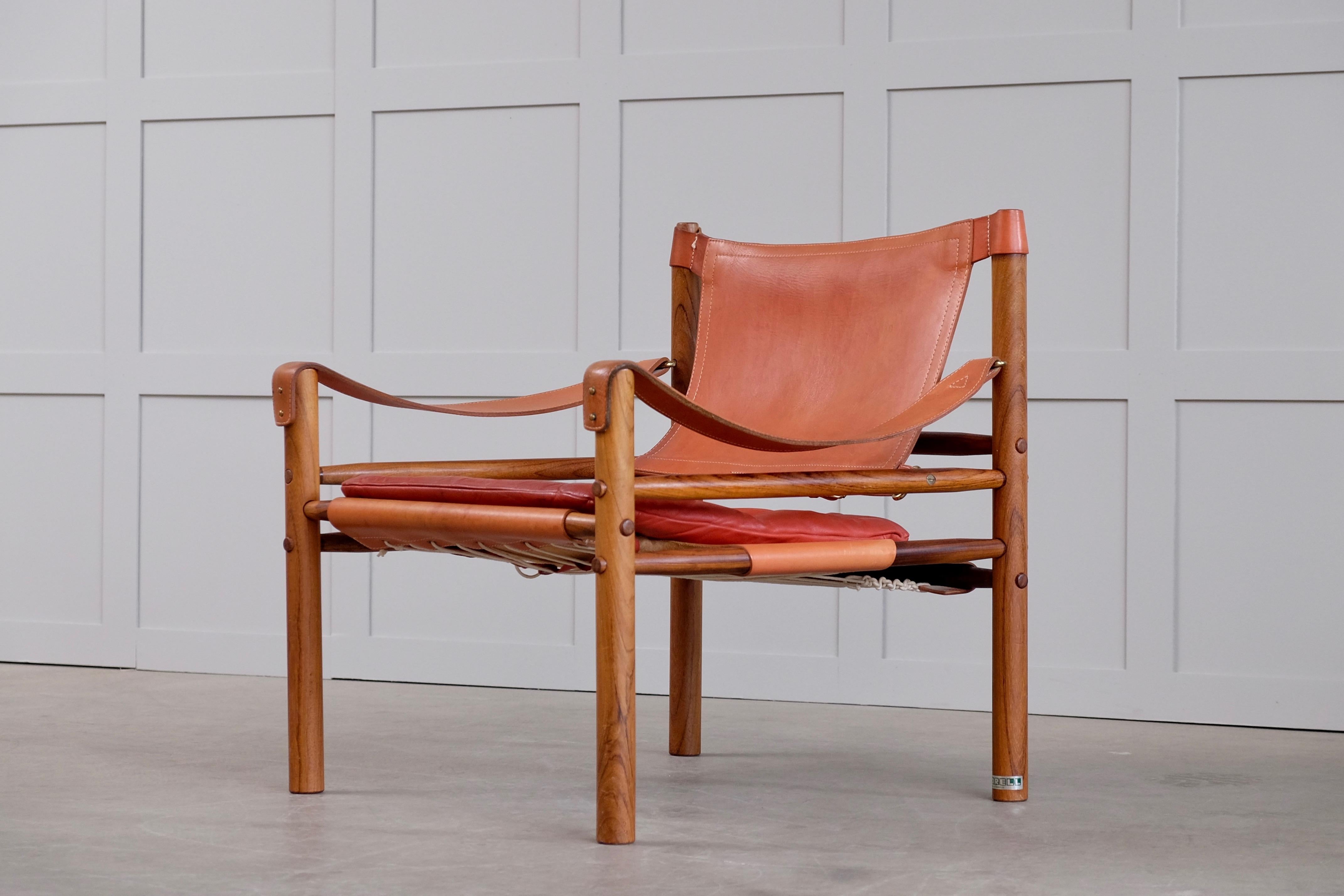 Lovely safari chair / easy chair in red/rusty brown leather and rosewood designed by Arne Norell, 1964. Produced by Arne Norell AB in Aneby, Sweden, 1960s.

   