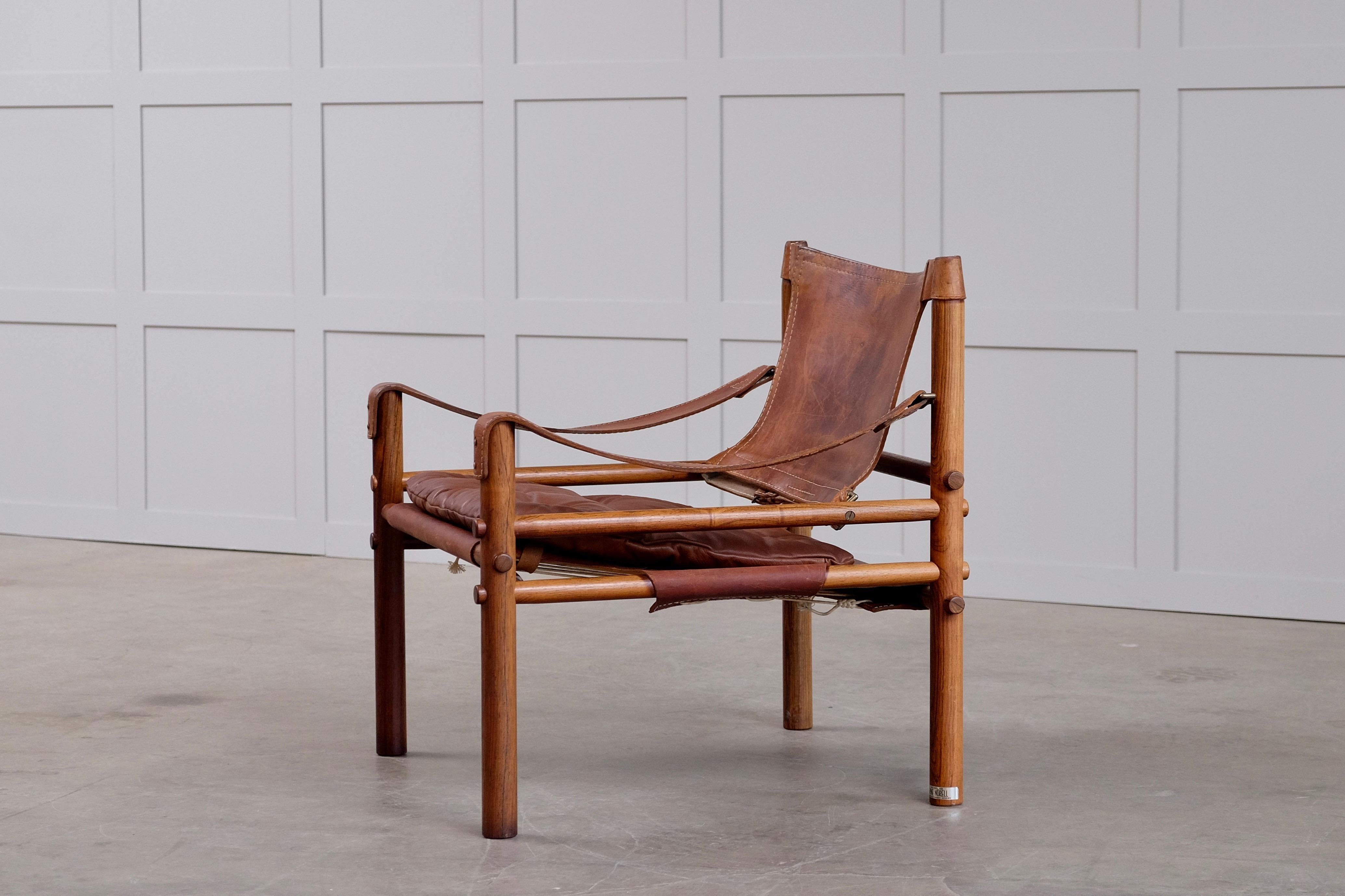 Schöner Safaristuhl / Sessel in cognacbraunem Leder und Palisanderholz, entworfen von Arne Norell, 1964. Produziert von Arne Norell AB in Aneby, Schweden, 1960er Jahre.

  