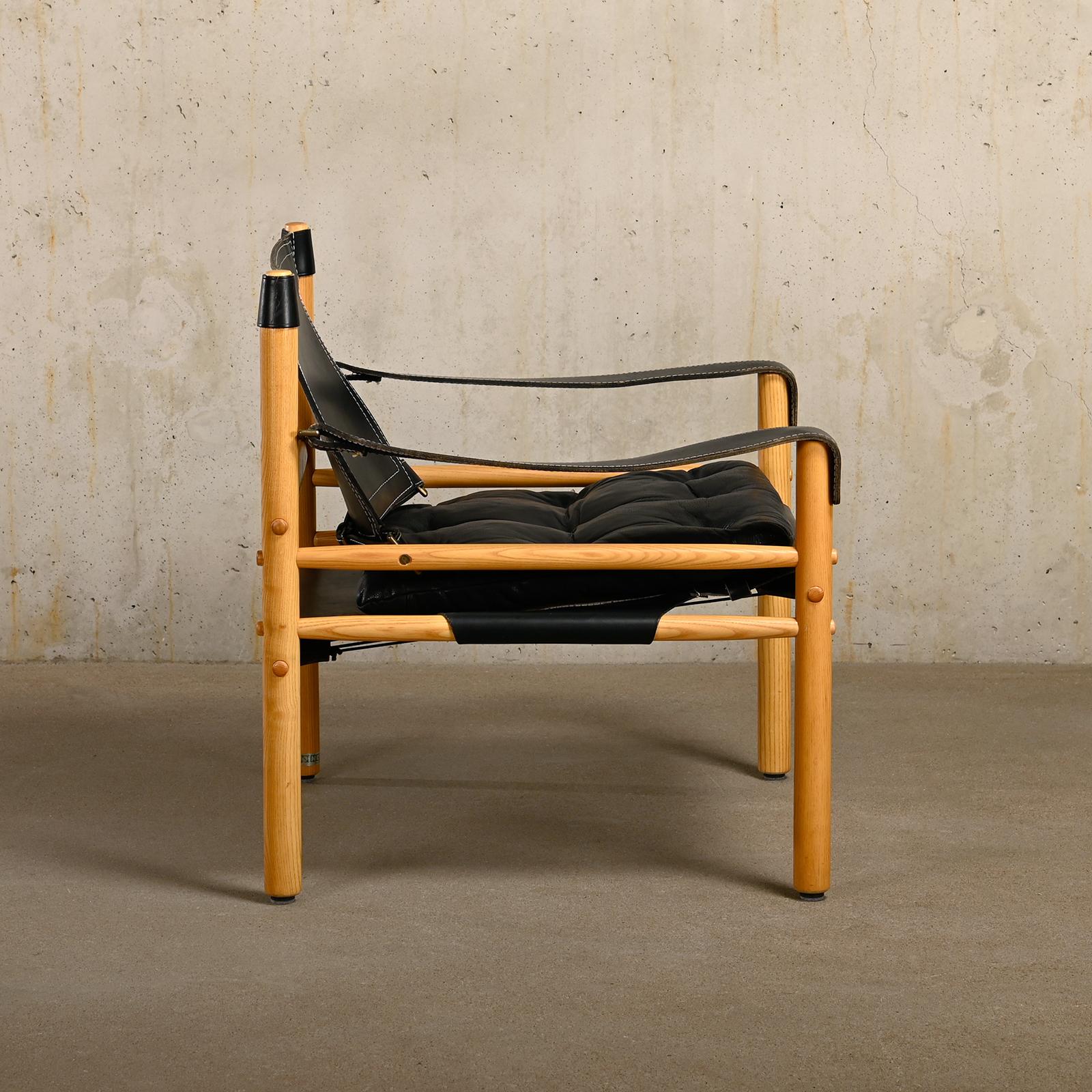 Scandinave moderne Arne Norell Sirocco Safari Lounge Chair en cuir noir et frêne, Suède en vente