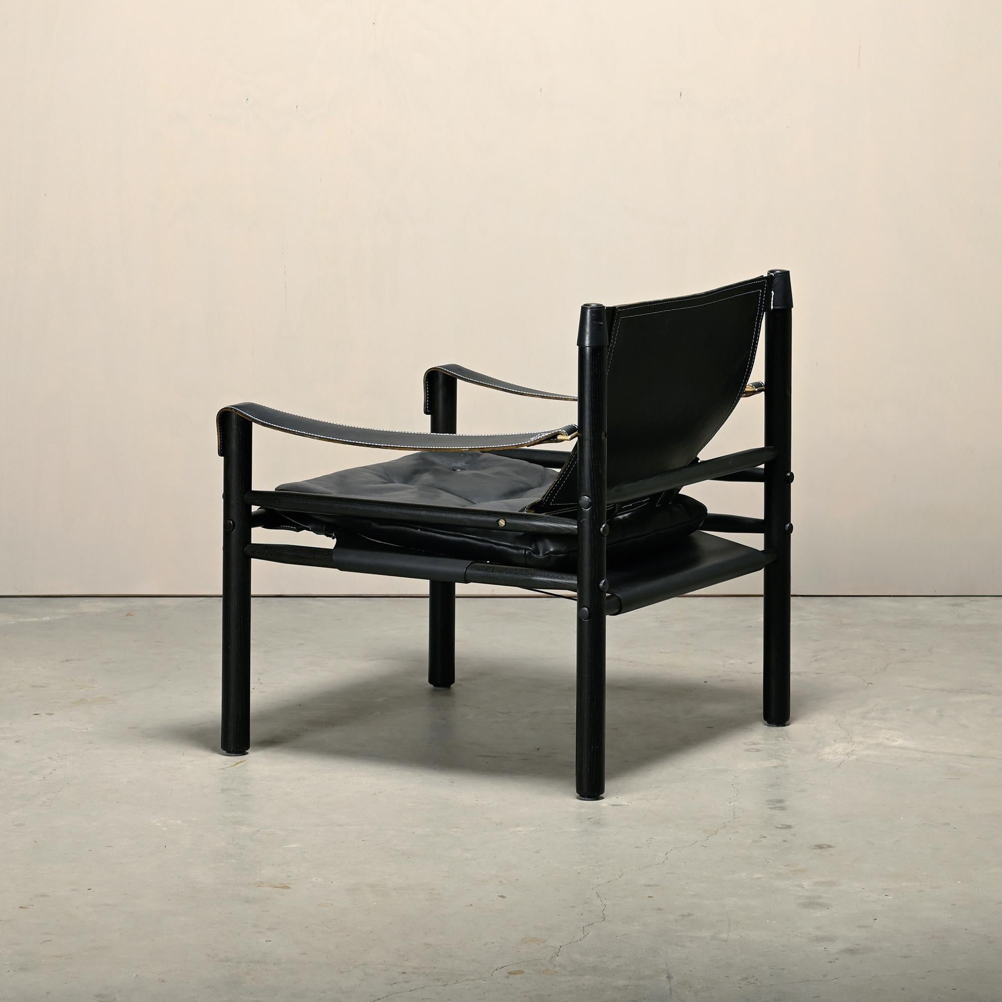 Silla de salón Arne Norell Sirocco Safari de cuero negro / fresno teñido, Suecia siglo XX en venta