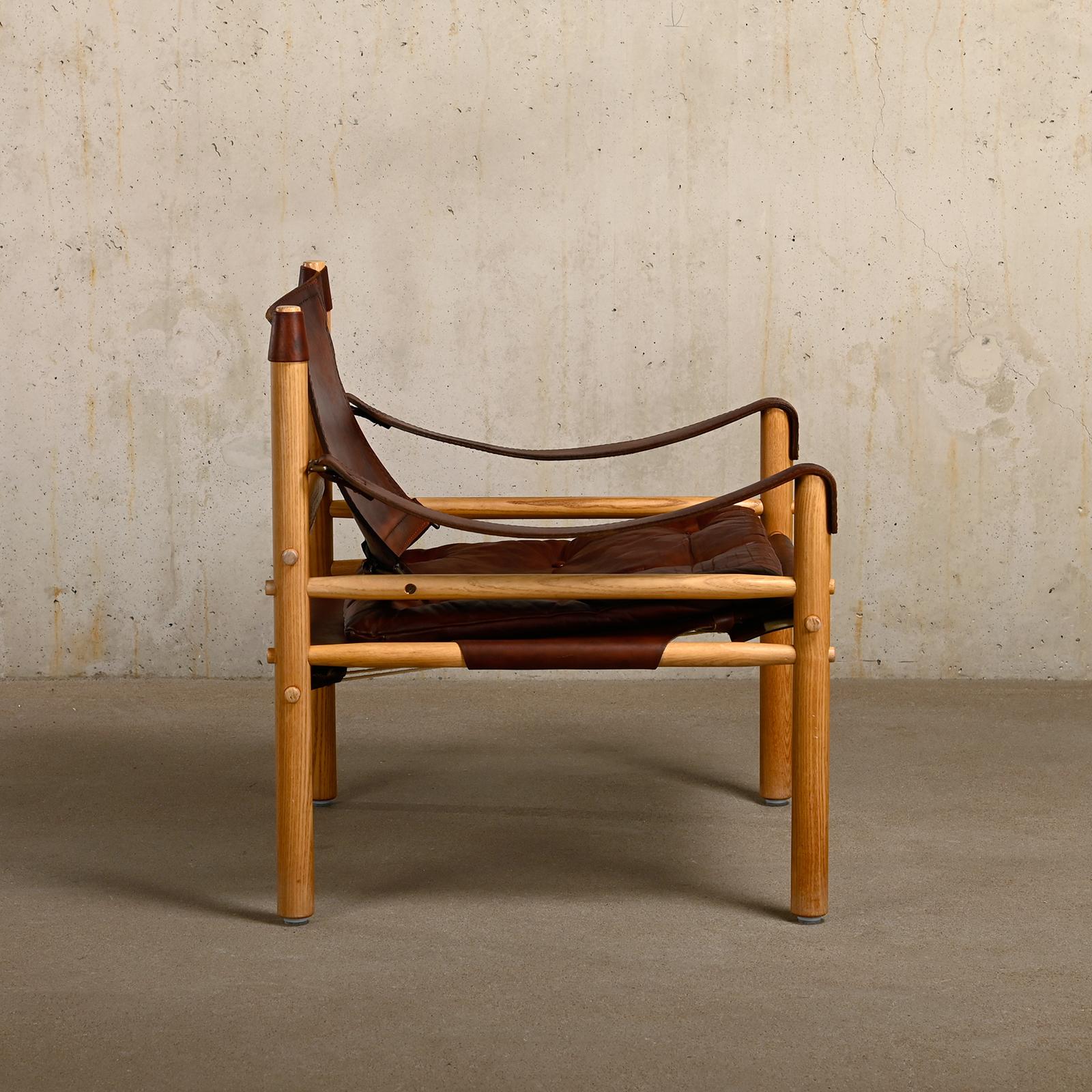 Arne Norell Sirocco Safari Lounge Chair in Dark Brown leather and Ash, Sweden In Good Condition In Amsterdam, NL