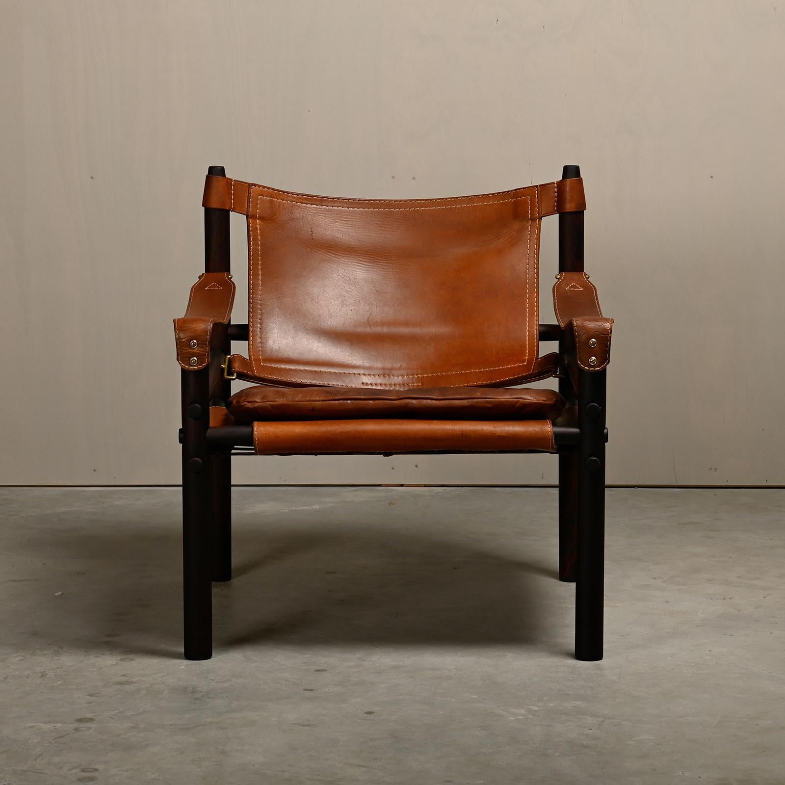 Scandinave moderne Chaise longue Sirocco Safari d'Arne Norell en bois et cuir brun foncé, Wood Wood. en vente