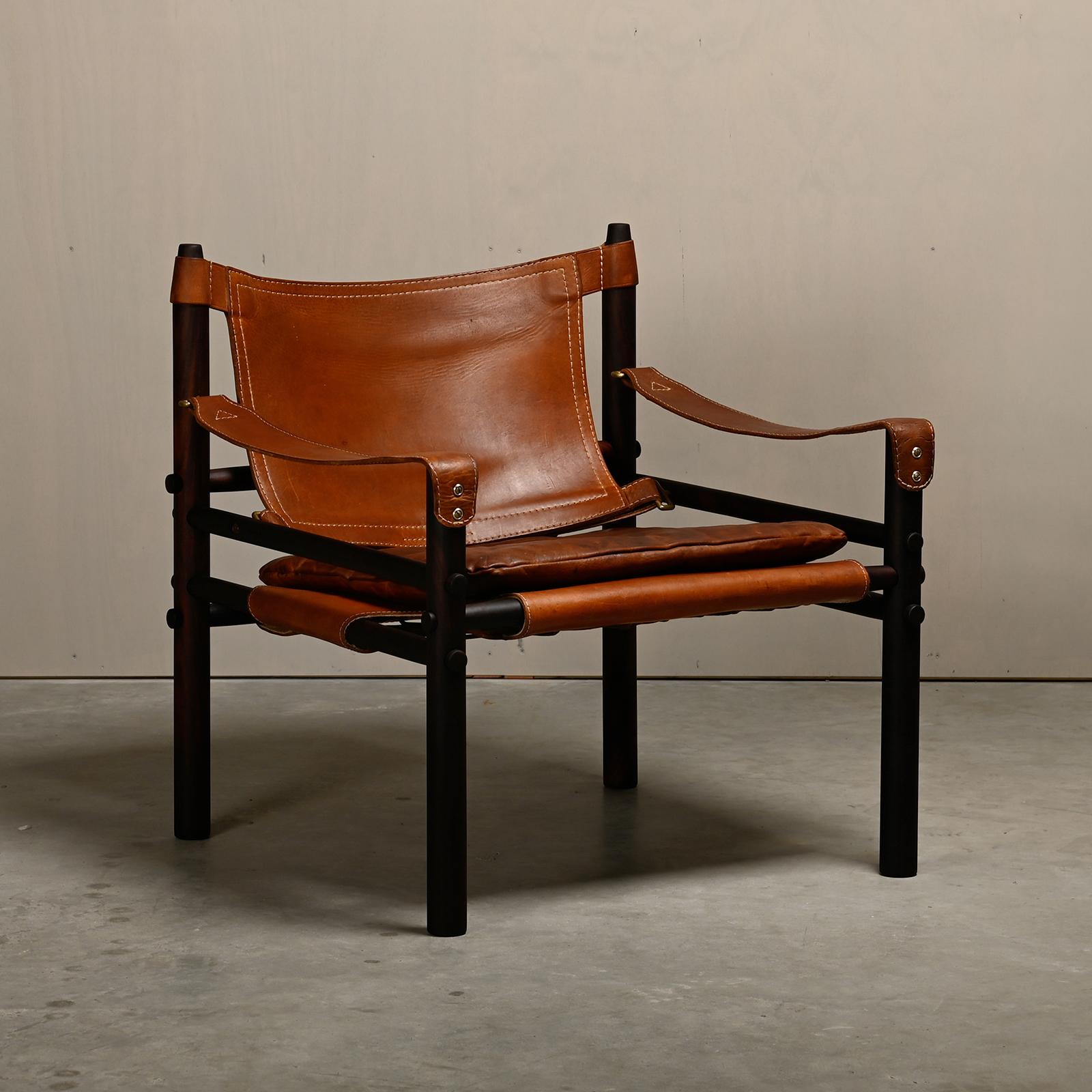 Arne Norell Sirocco Safari Lounge Chair aus dunkelbraunem Holz und Leder, Schweden (Schwedisch) im Angebot
