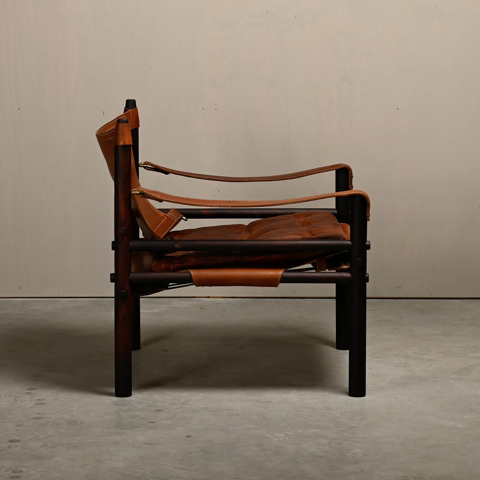 Chaise longue Sirocco Safari d'Arne Norell en bois et cuir brun foncé, Wood Wood. Bon état - En vente à Amsterdam, NL