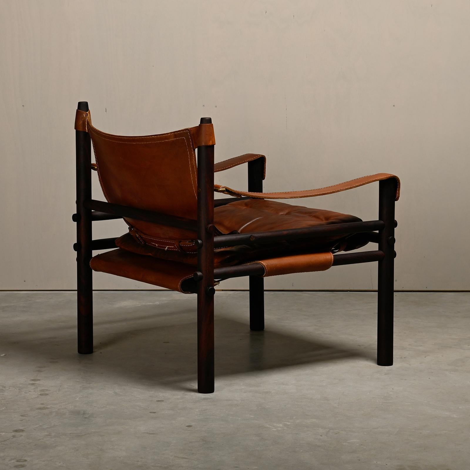 Milieu du XXe siècle Chaise longue Sirocco Safari d'Arne Norell en bois et cuir brun foncé, Wood Wood. en vente