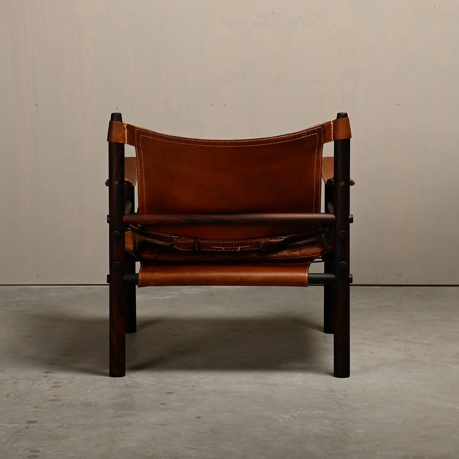 Arne Norell Sirocco Safari Lounge Chair aus dunkelbraunem Holz und Leder, Schweden im Angebot 1
