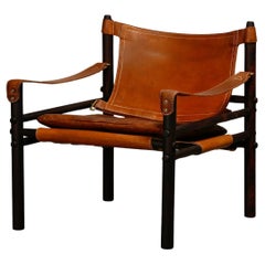 Chaise longue Sirocco Safari d'Arne Norell en bois et cuir brun foncé, Wood Wood.