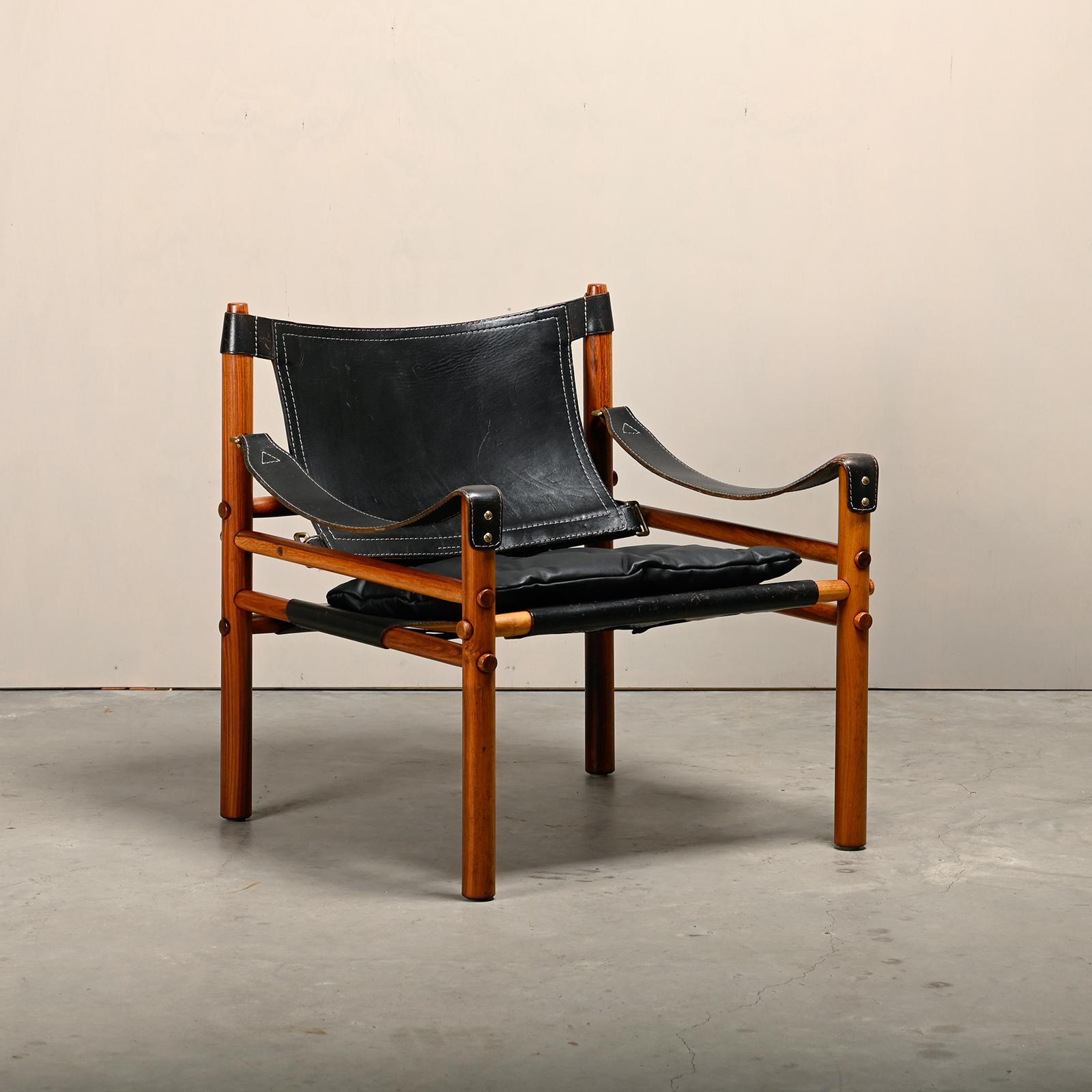 Sirocco Safari Lounge Chair, designed by Arne Norell and produced by Norell Möbel AB in Sweden. Frame of solid rosewood with beautifully aged black patinated leather upholstery. All in very good vintage condition with the seat cushion reupholstered.