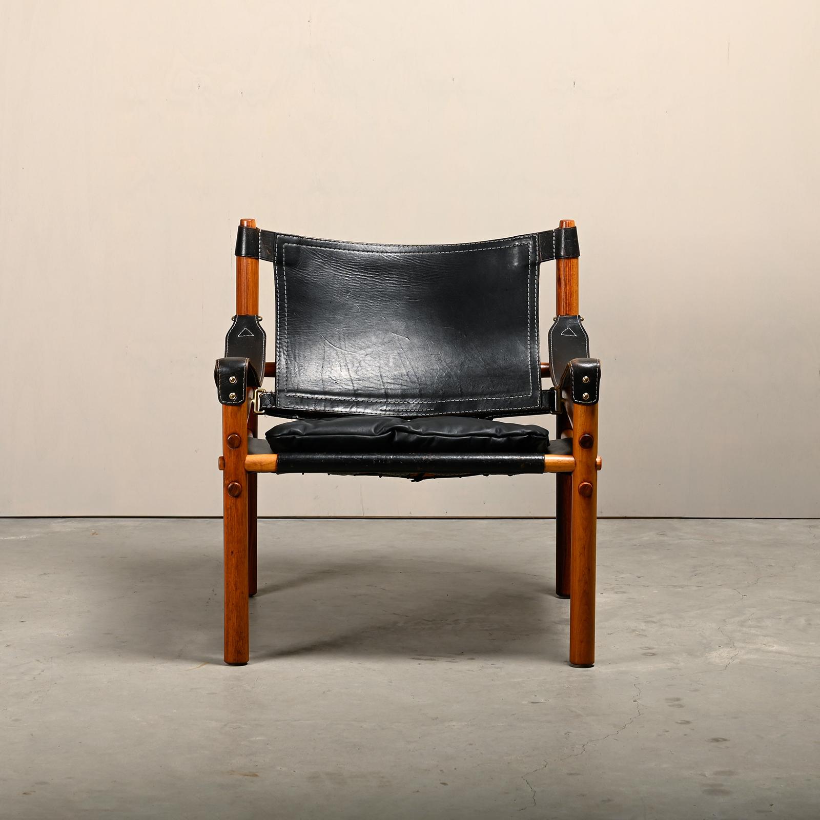 Scandinave moderne Arne Norell Sirocco Safari Lounge Chair en bois de rose et cuir noir, Suède en vente