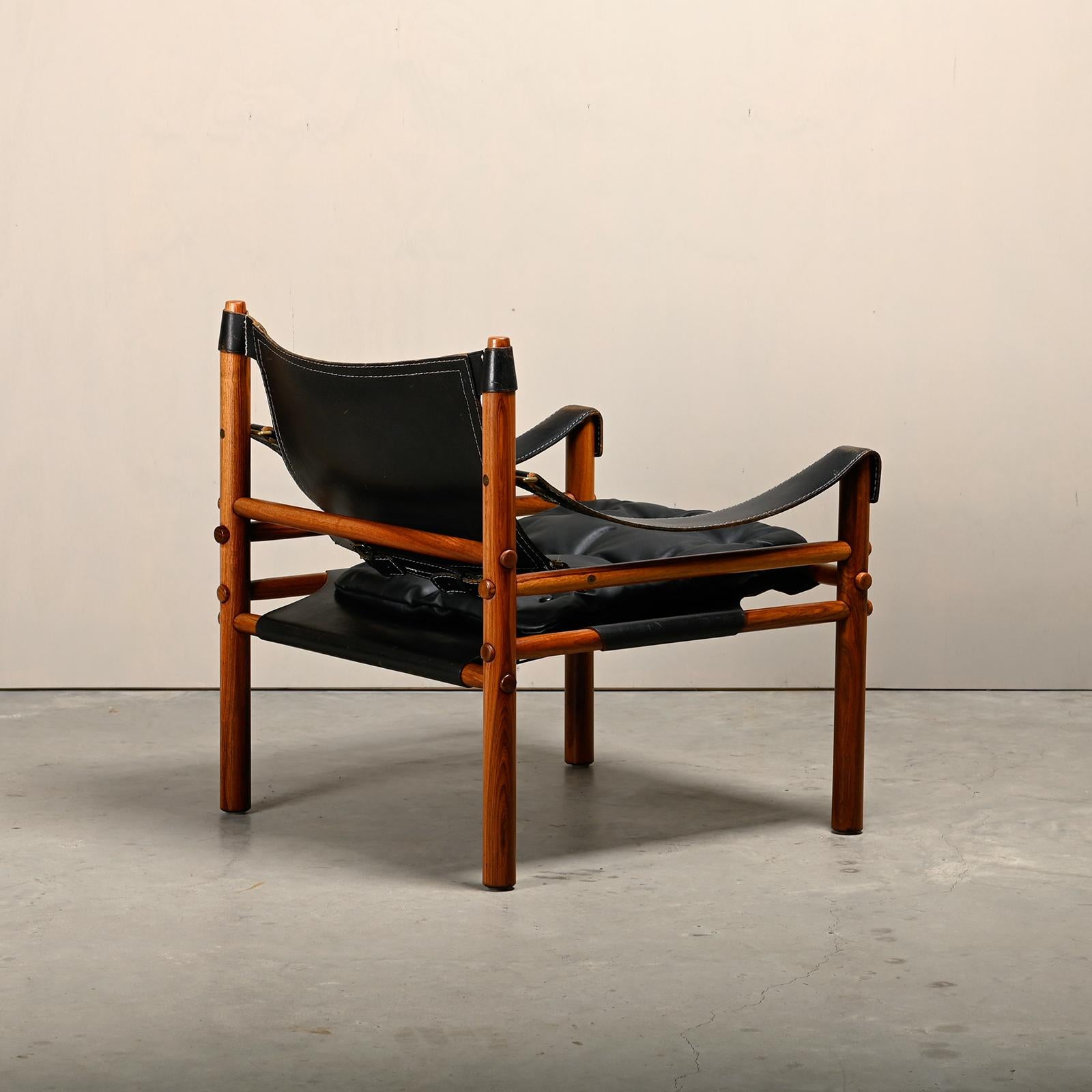 Suédois Arne Norell Sirocco Safari Lounge Chair en bois de rose et cuir noir, Suède en vente
