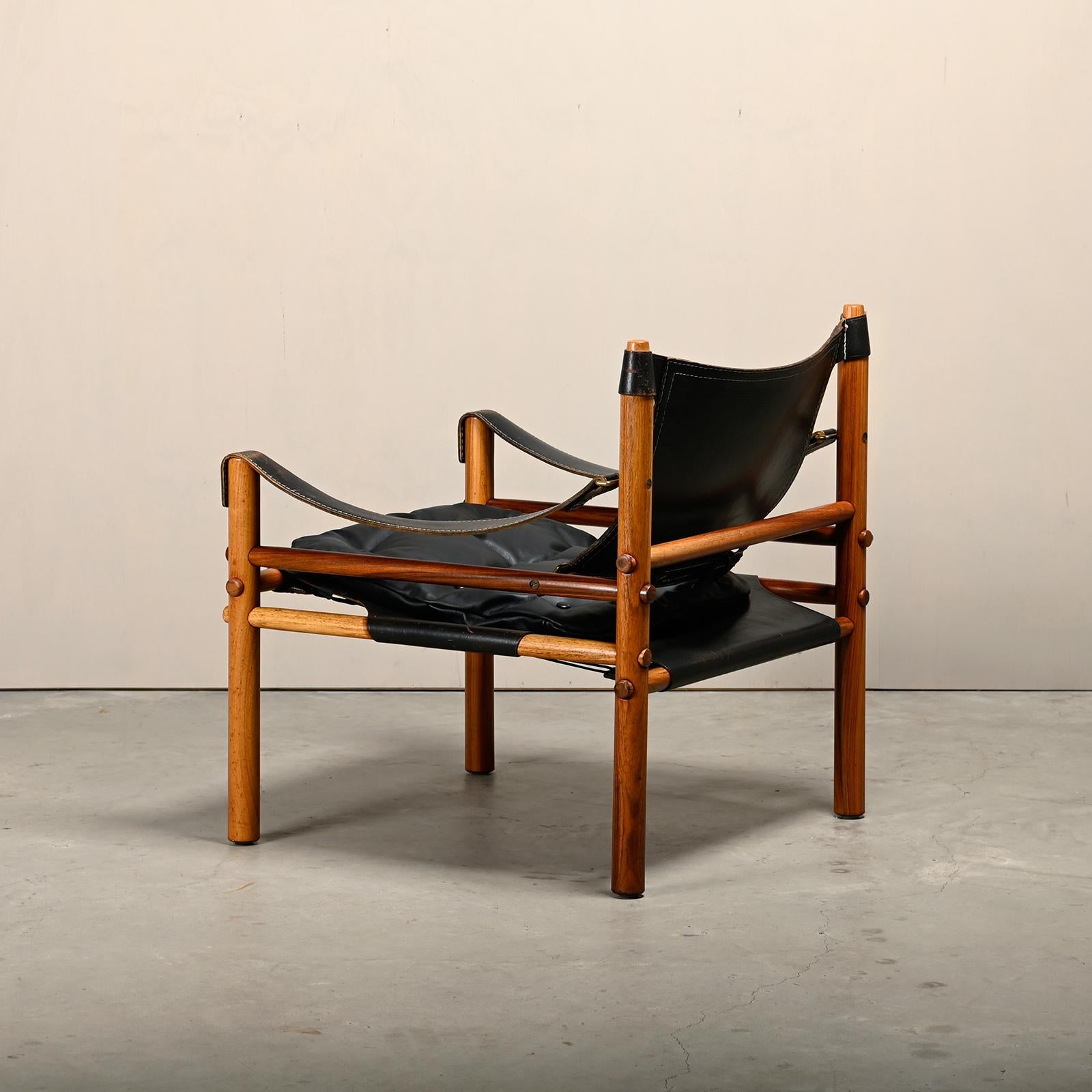 Arne Norell Sirocco Safari Lounge Chair en bois de rose et cuir noir, Suède Bon état - En vente à Amsterdam, NL