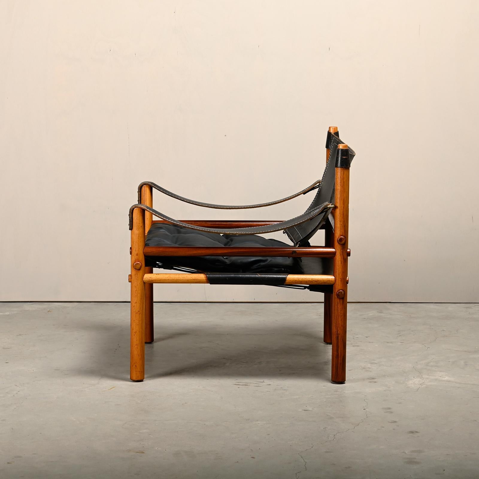 20ième siècle Arne Norell Sirocco Safari Lounge Chair en bois de rose et cuir noir, Suède en vente